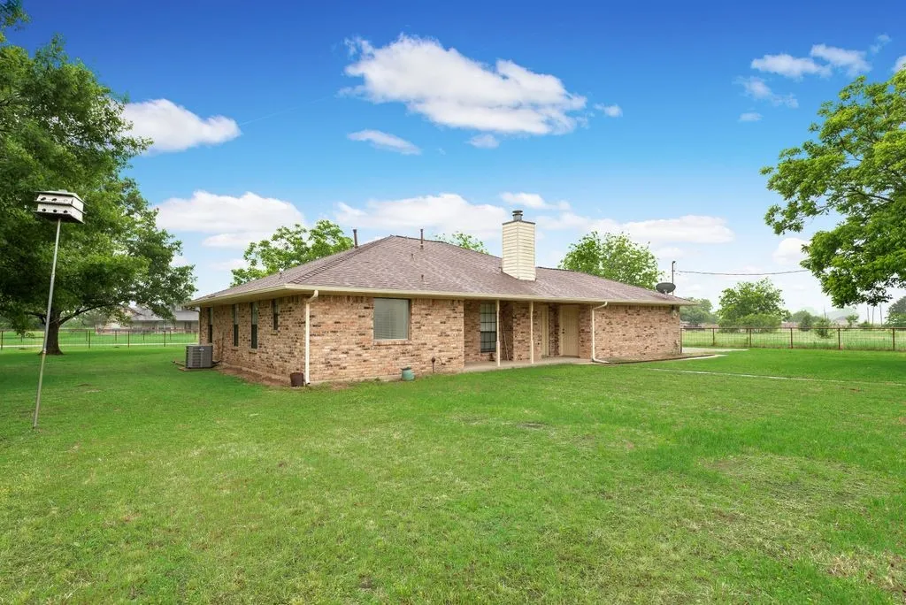 Single Family Residence For Sale in Dallas County , 1635 Easy Street, Seagoville, Texas 75159, 3 Bedroom, 2 Bathroom, 4 Garage spaces, 1,625 Sqft, built in 1987, mls#21390328, Real Estate Agent in Seagoville, Homes For Sale in Dallas county, Homes For Sale in Seagoville, Realtor in Seagoville Texas, Real Estate Brokerage Independent Realty Texas, Luminita Cordes Realtor