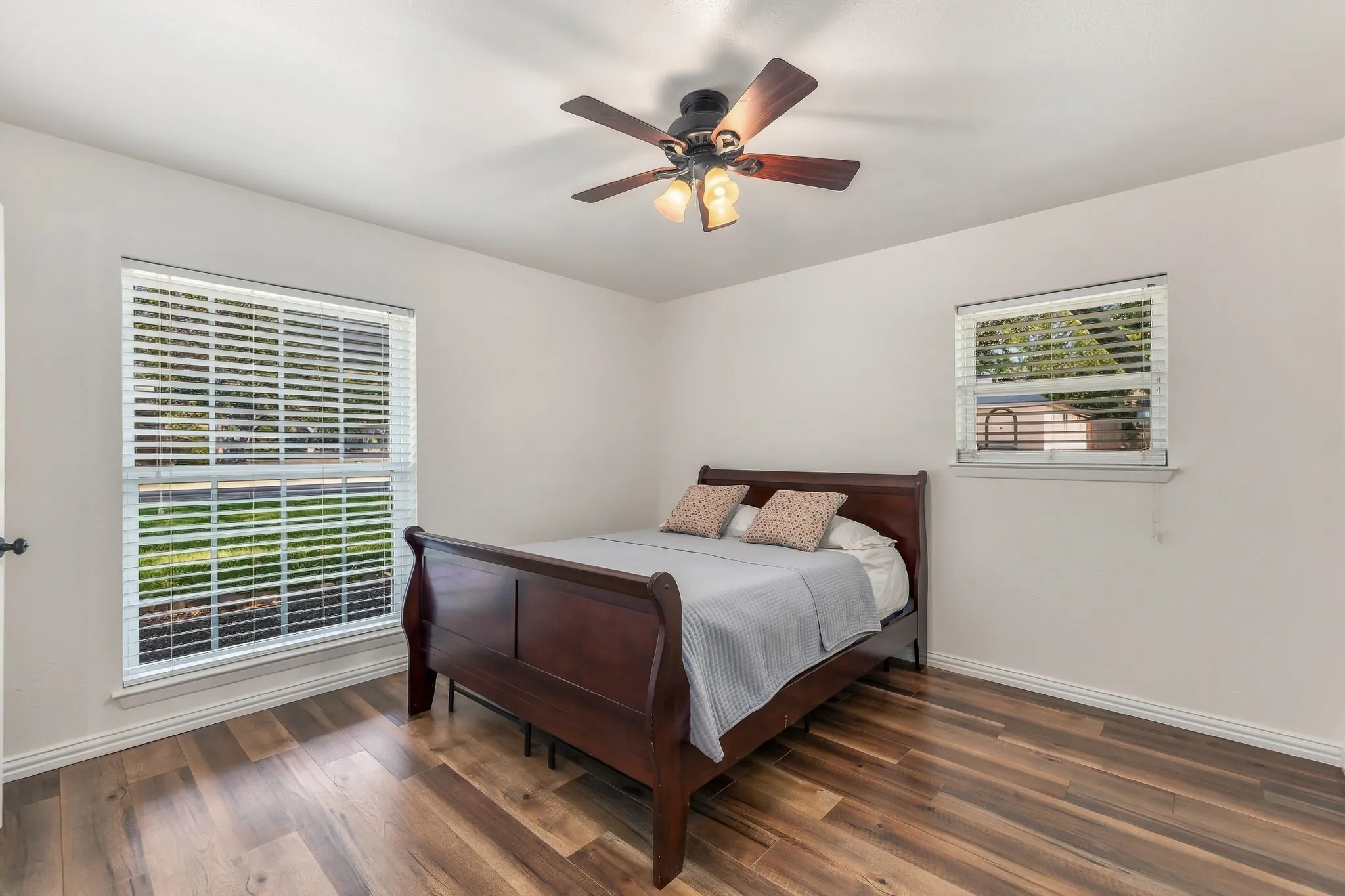 Single Family Residence For Sale in Tarrant County , 6440 Devonshire Drive, North Richland Hills, Texas 76180, 4 Bedroom, 3 Bathroom, 2 Garage spaces, 2,462 Sqft, built in 1976, mls#21384256, Real Estate Agent in North Richland Hills, Homes For Sale in Tarrant county, Homes For Sale in North Richland Hills, Realtor in North Richland Hills Texas, Real Estate Brokerage Independent Realty Texas, Luminita Cordes Realtor
