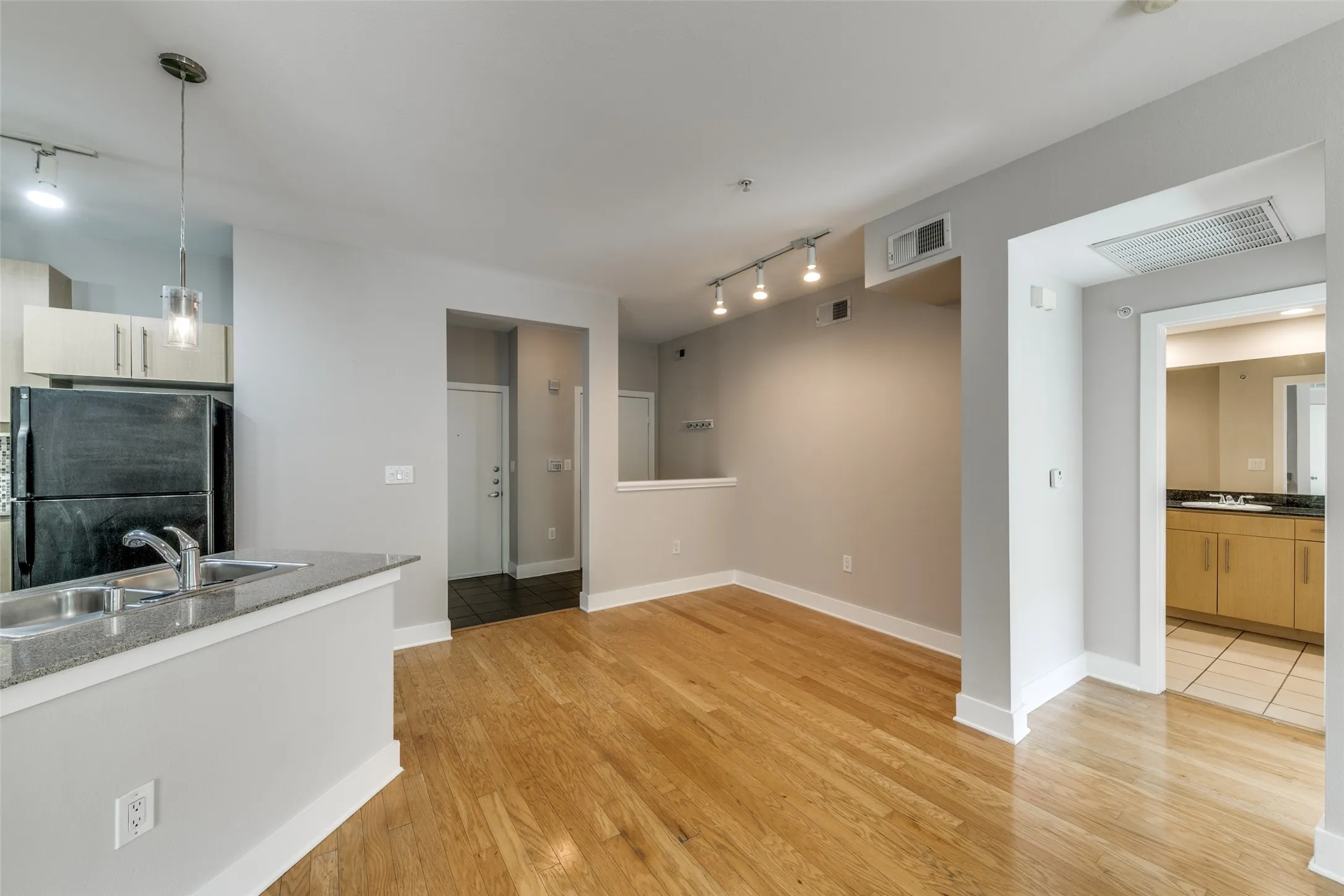 Condominium For Rent in Dallas County , 4414 Cedar Springs Road 207, Dallas, Texas 75219, 2 Bedroom, 2 Bathroom, 1 Garage spaces, 1,046 Sqft, built in 2003, mls#21390366, Real Estate Agent in Dallas, Homes For Rent in Dallas county, Homes For Rent in Dallas, Realtor in Dallas Texas, Real Estate Brokerage Independent Realty Texas, Luminita Cordes Realtor