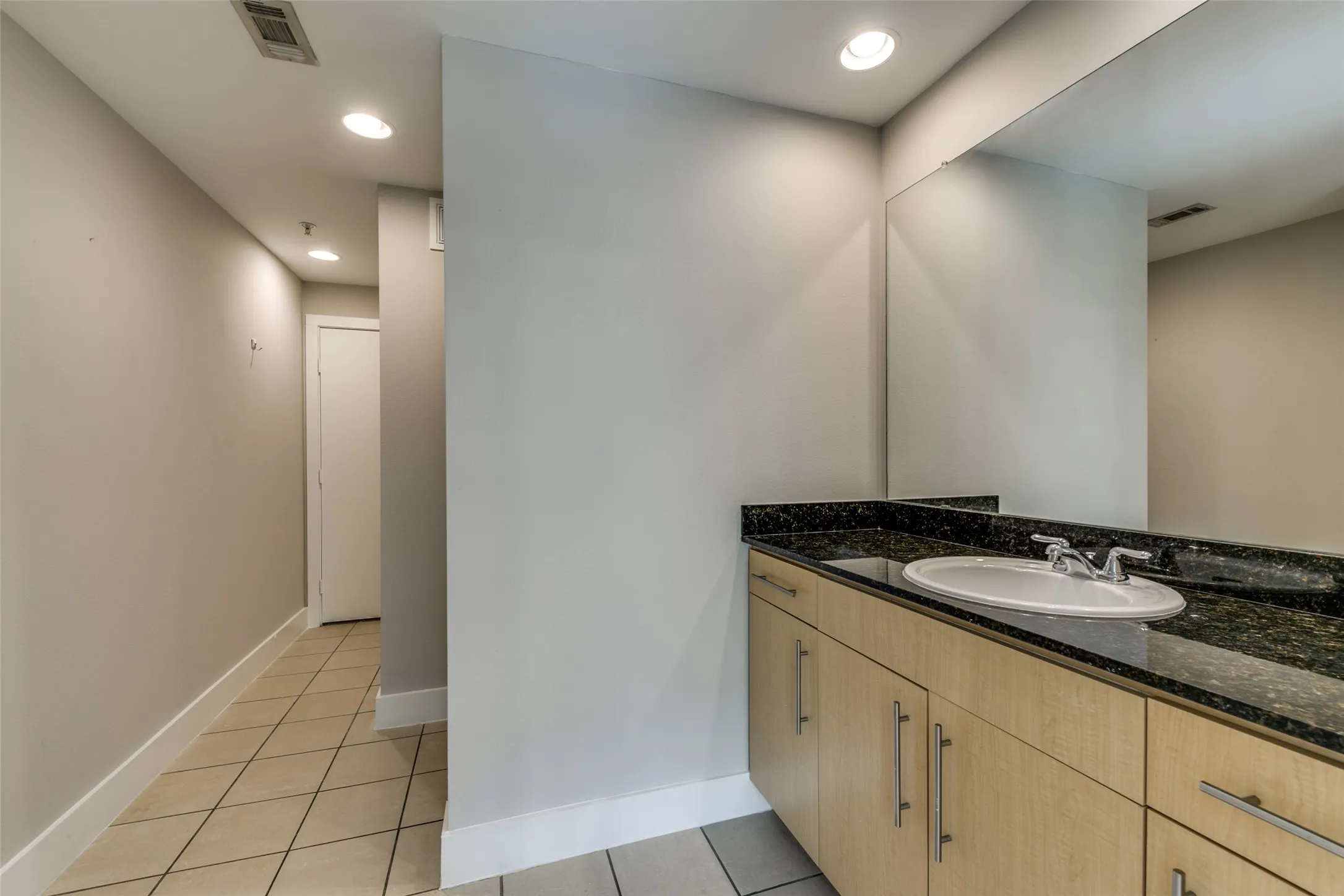 Condominium For Rent in Dallas County , 4414 Cedar Springs Road 207, Dallas, Texas 75219, 2 Bedroom, 2 Bathroom, 1 Garage spaces, 1,046 Sqft, built in 2003, mls#21390366, Real Estate Agent in Dallas, Homes For Rent in Dallas county, Homes For Rent in Dallas, Realtor in Dallas Texas, Real Estate Brokerage Independent Realty Texas, Luminita Cordes Realtor