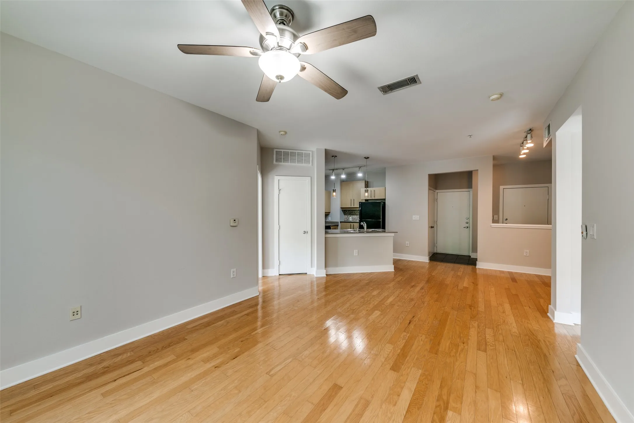 Condominium For Rent in Dallas County , 4414 Cedar Springs Road 207, Dallas, Texas 75219, 2 Bedroom, 2 Bathroom, 1 Garage spaces, 1,046 Sqft, built in 2003, mls#21390366, Real Estate Agent in Dallas, Homes For Rent in Dallas county, Homes For Rent in Dallas, Realtor in Dallas Texas, Real Estate Brokerage Independent Realty Texas, Luminita Cordes Realtor