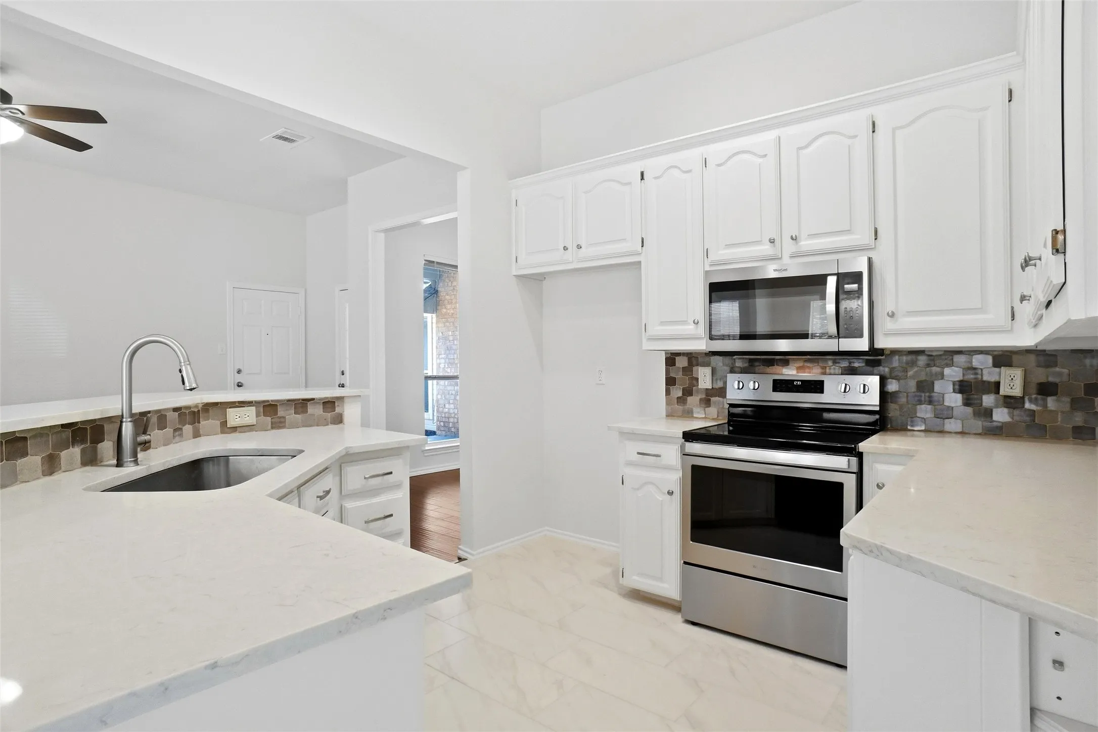 Single Family Residence For Sale in Tarrant County , 221 Brazil Drive, Hurst, Texas 76054, 3 Bedroom, 2 Bathroom, 2 Garage spaces, 1,910 Sqft, built in 1995, mls#21390410, Real Estate Agent in Hurst, Homes For Sale in Tarrant county, Homes For Sale in Hurst, Realtor in Hurst Texas, Real Estate Brokerage Independent Realty Texas, Luminita Cordes Realtor