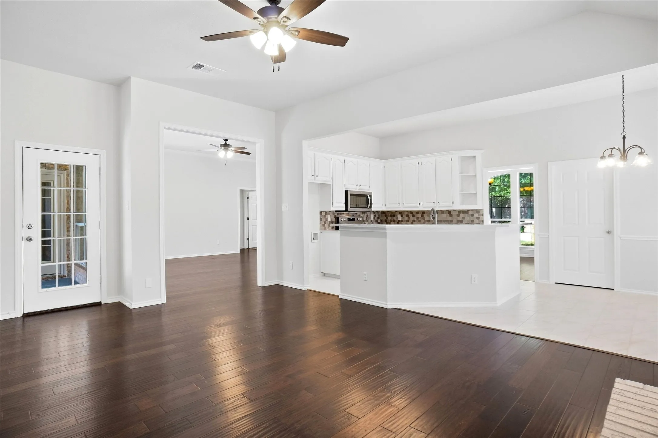 Single Family Residence For Sale in Tarrant County , 221 Brazil Drive, Hurst, Texas 76054, 3 Bedroom, 2 Bathroom, 2 Garage spaces, 1,910 Sqft, built in 1995, mls#21390410, Real Estate Agent in Hurst, Homes For Sale in Tarrant county, Homes For Sale in Hurst, Realtor in Hurst Texas, Real Estate Brokerage Independent Realty Texas, Luminita Cordes Realtor