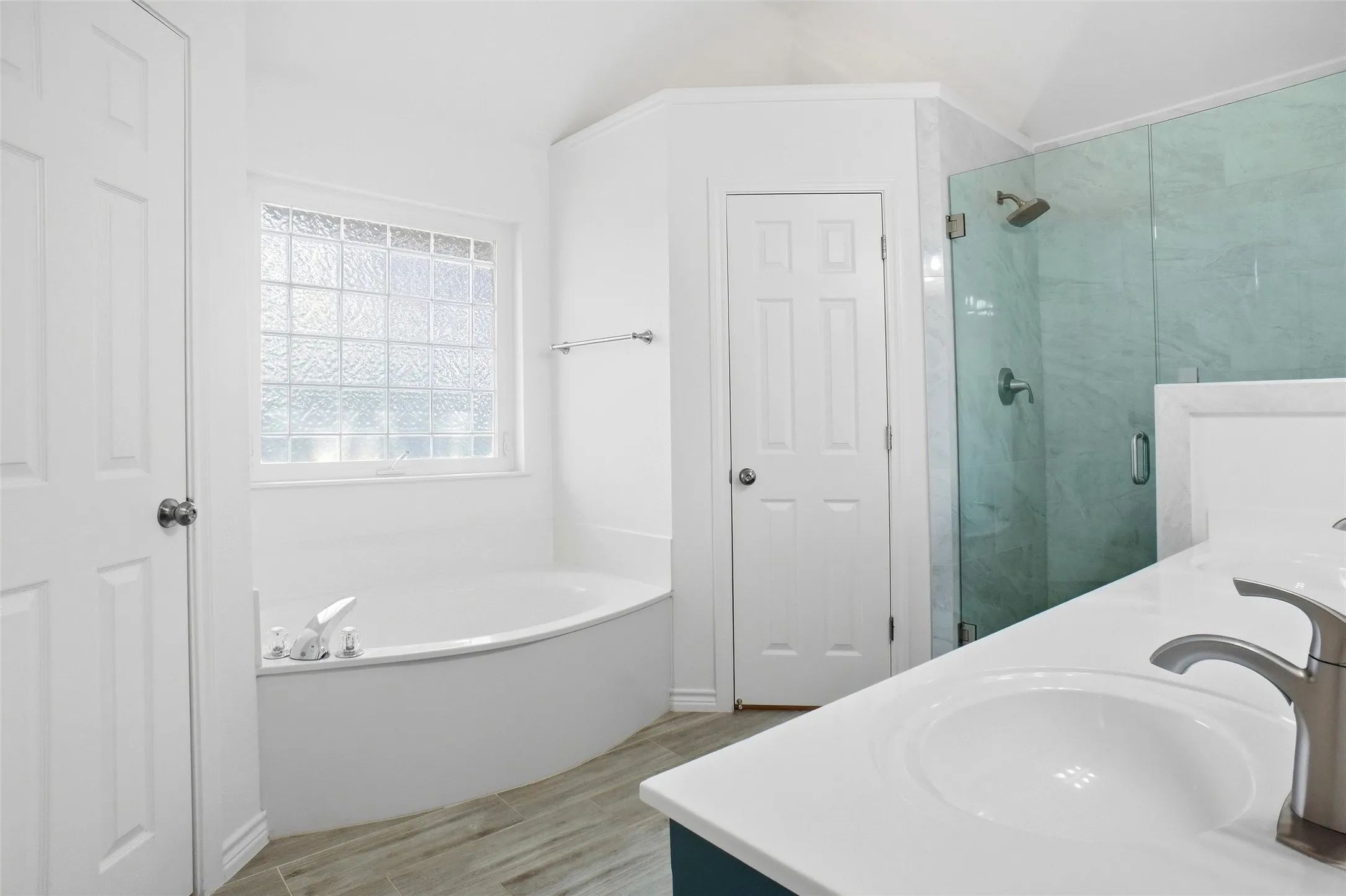 Single Family Residence For Sale in Tarrant County , 221 Brazil Drive, Hurst, Texas 76054, 3 Bedroom, 2 Bathroom, 2 Garage spaces, 1,910 Sqft, built in 1995, mls#21390410, Real Estate Agent in Hurst, Homes For Sale in Tarrant county, Homes For Sale in Hurst, Realtor in Hurst Texas, Real Estate Brokerage Independent Realty Texas, Luminita Cordes Realtor