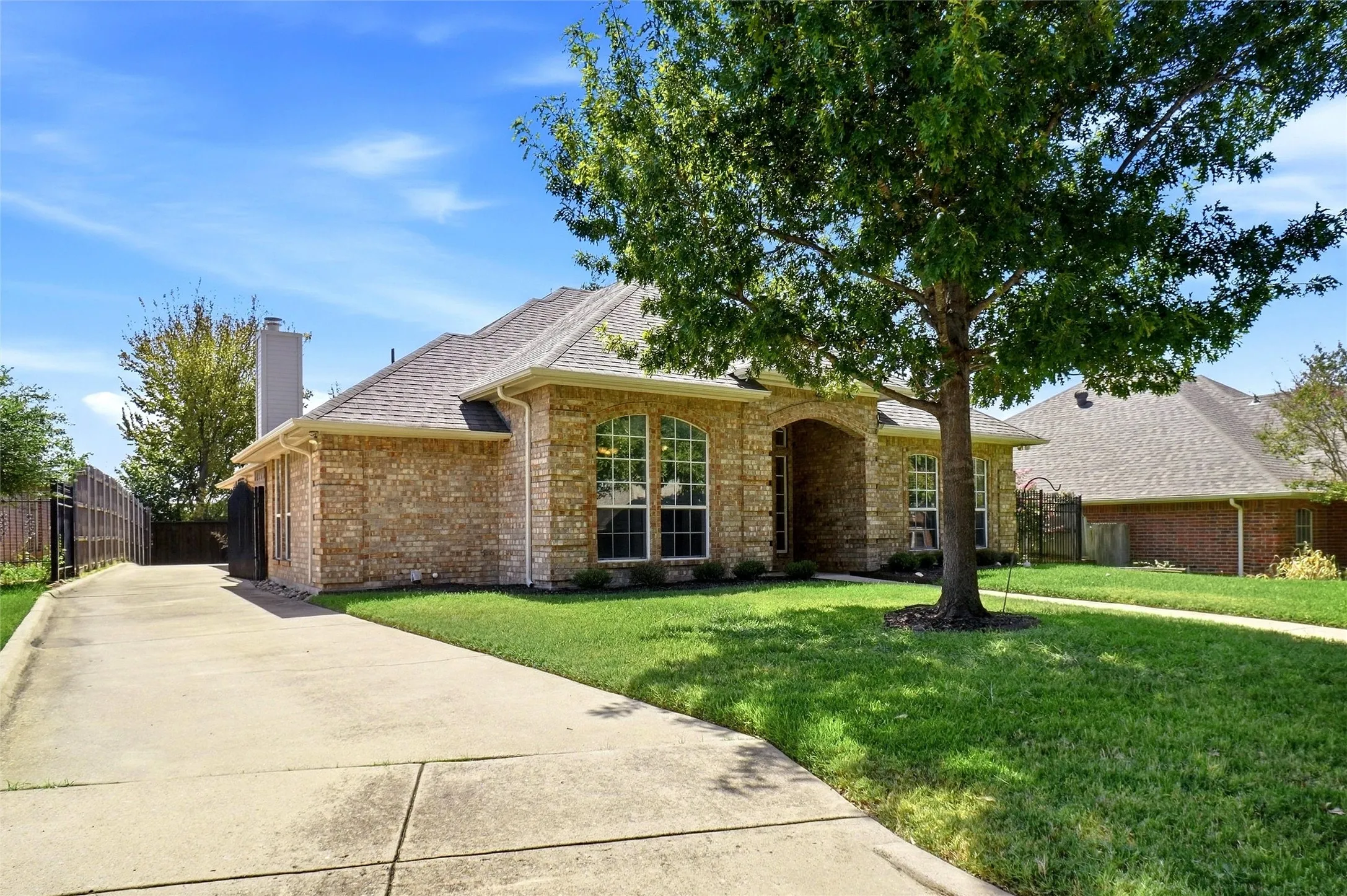 Single Family Residence For Sale in Tarrant County , 221 Brazil Drive, Hurst, Texas 76054, 3 Bedroom, 2 Bathroom, 2 Garage spaces, 1,910 Sqft, built in 1995, mls#21390410, Real Estate Agent in Hurst, Homes For Sale in Tarrant county, Homes For Sale in Hurst, Realtor in Hurst Texas, Real Estate Brokerage Independent Realty Texas, Luminita Cordes Realtor