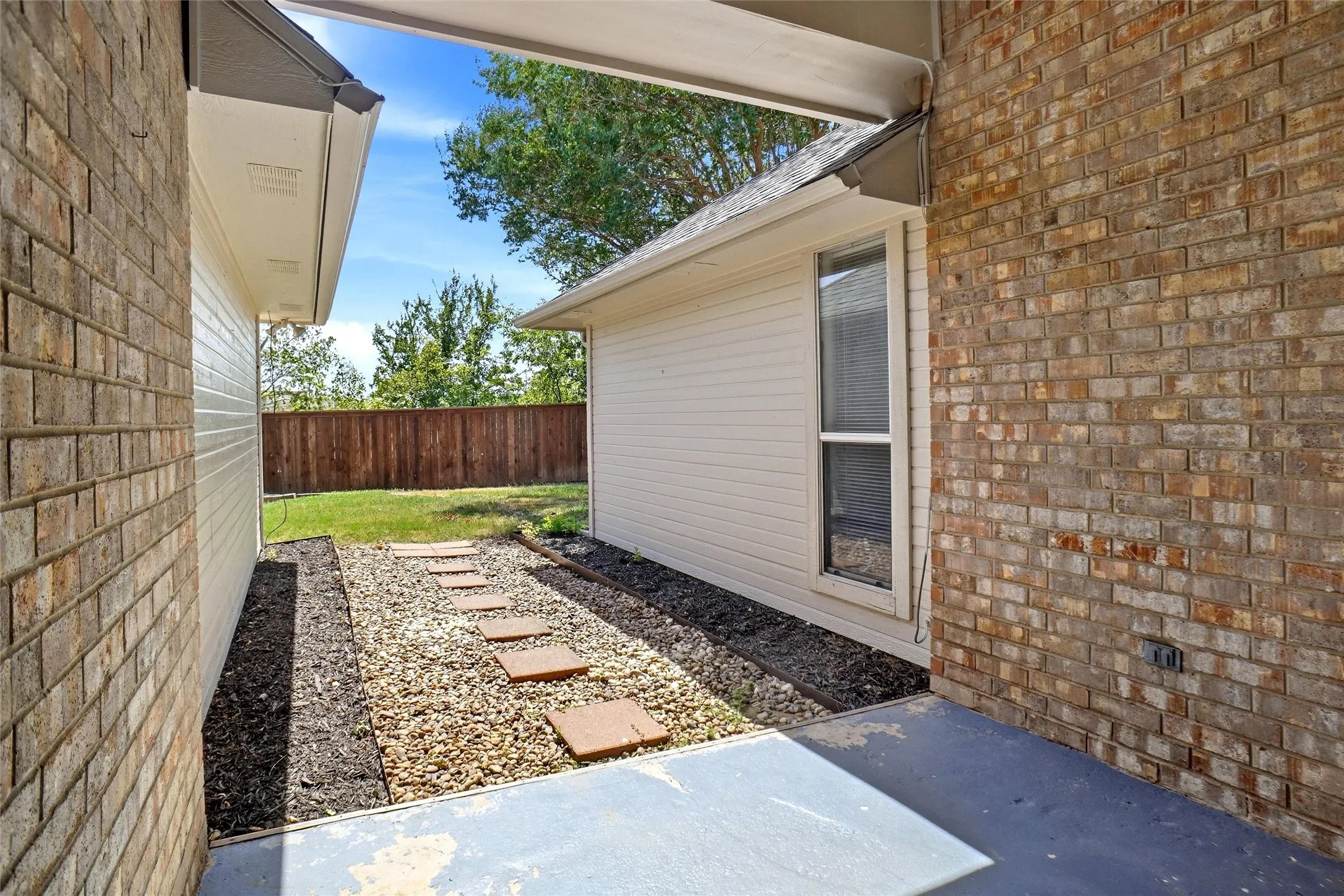 Single Family Residence For Sale in Tarrant County , 221 Brazil Drive, Hurst, Texas 76054, 3 Bedroom, 2 Bathroom, 2 Garage spaces, 1,910 Sqft, built in 1995, mls#21390410, Real Estate Agent in Hurst, Homes For Sale in Tarrant county, Homes For Sale in Hurst, Realtor in Hurst Texas, Real Estate Brokerage Independent Realty Texas, Luminita Cordes Realtor