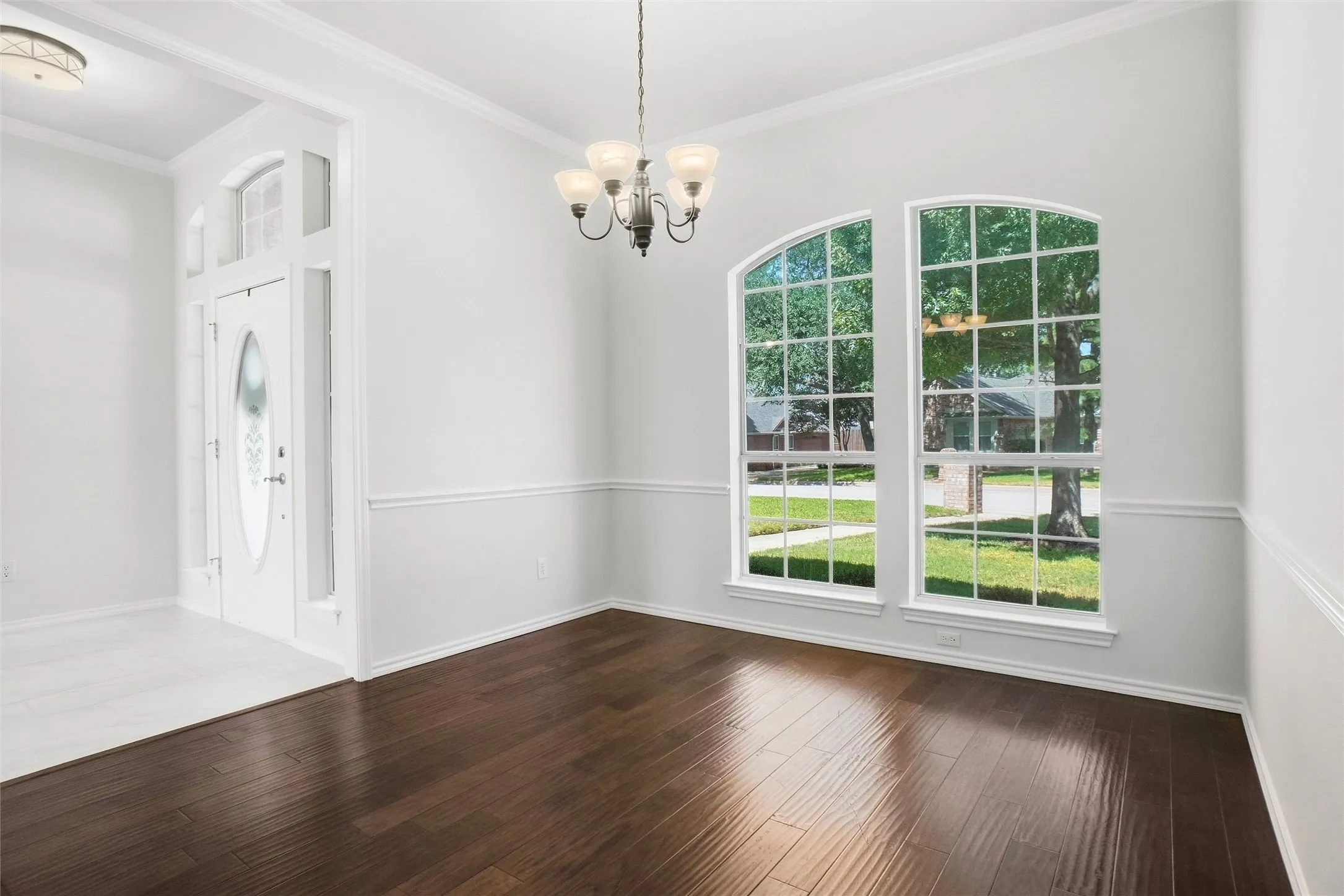 Single Family Residence For Sale in Tarrant County , 221 Brazil Drive, Hurst, Texas 76054, 3 Bedroom, 2 Bathroom, 2 Garage spaces, 1,910 Sqft, built in 1995, mls#21390410, Real Estate Agent in Hurst, Homes For Sale in Tarrant county, Homes For Sale in Hurst, Realtor in Hurst Texas, Real Estate Brokerage Independent Realty Texas, Luminita Cordes Realtor