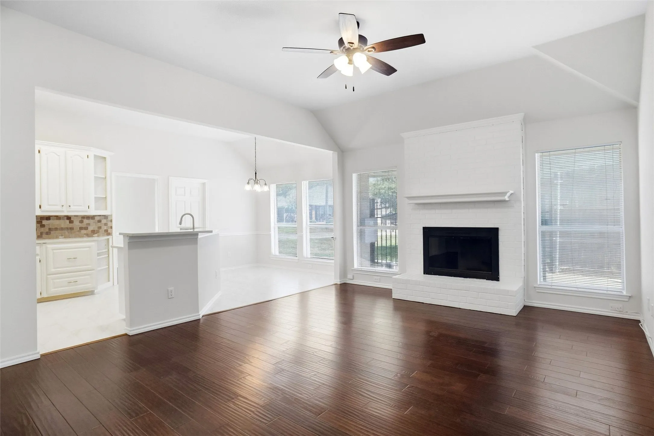 Single Family Residence For Sale in Tarrant County , 221 Brazil Drive, Hurst, Texas 76054, 3 Bedroom, 2 Bathroom, 2 Garage spaces, 1,910 Sqft, built in 1995, mls#21390410, Real Estate Agent in Hurst, Homes For Sale in Tarrant county, Homes For Sale in Hurst, Realtor in Hurst Texas, Real Estate Brokerage Independent Realty Texas, Luminita Cordes Realtor
