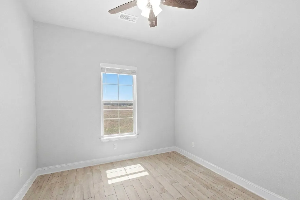Secondary bedroom that could be used as a hobby room, bedroom, office, etc.
