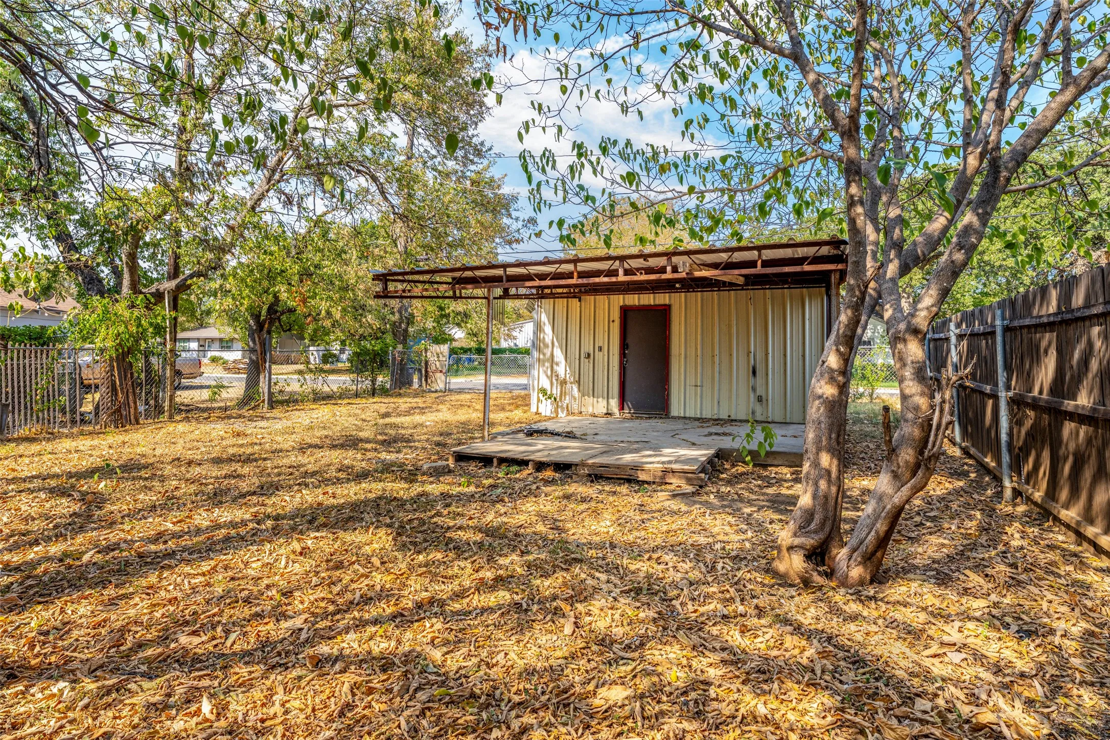 Single Family Residence For Sale in Tarrant County , 5600 Hiett Court, Fort Worth, Texas 76112, 3 Bedroom, 1 Bathroom, Garage spaces, 1,200 Sqft, built in 1950, mls#21390476, Real Estate Agent in Fort Worth, Homes For Sale in Tarrant county, Homes For Sale in Fort Worth, Realtor in Fort Worth Texas, Real Estate Brokerage Independent Realty Texas, Luminita Cordes Realtor