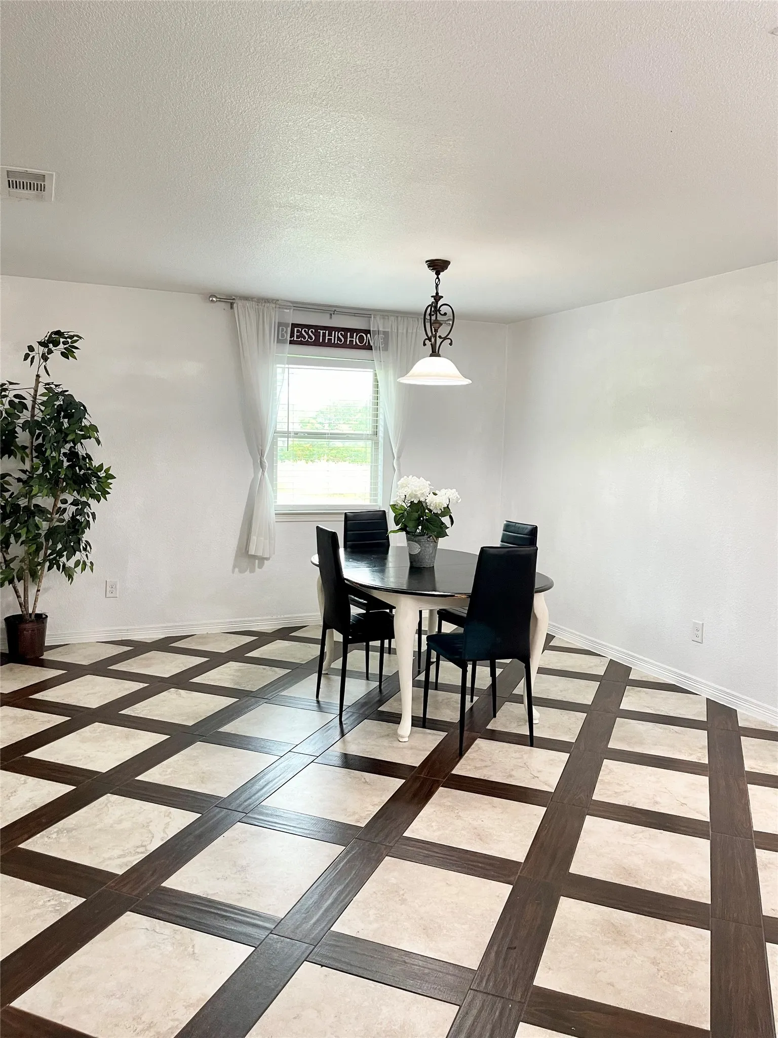 Single Family Residence For Rent in Hunt County , 1581 County Road 1079, Greenville, Texas 75401, 3 Bedroom, 2 Bathroom, Garage spaces, 1,340 Sqft, built in 2017, mls#21390865, Real Estate Agent in Greenville, Homes For Rent in Hunt county, Homes For Rent in Greenville, Realtor in Greenville Texas, Real Estate Brokerage Independent Realty Texas, Luminita Cordes Realtor