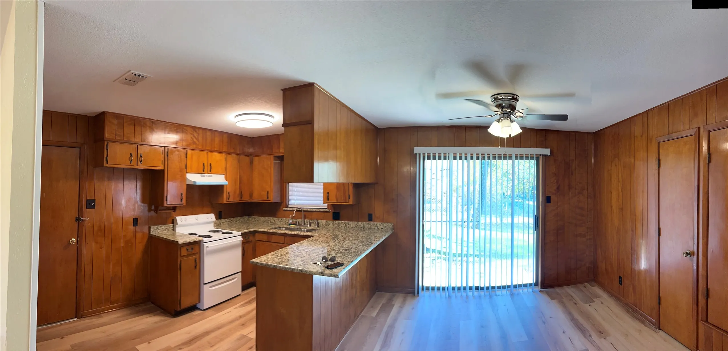 Single Family Residence For Rent in Tarrant County , 301 Walnut Avenue, Azle, Texas 76020, 3 Bedroom, 2 Bathroom, 1 Garage spaces, 1,215 Sqft, built in 1978, mls#21390869, Real Estate Agent in Azle, Homes For Rent in Tarrant county, Homes For Rent in Azle, Realtor in Azle Texas, Real Estate Brokerage Independent Realty Texas, Luminita Cordes Realtor