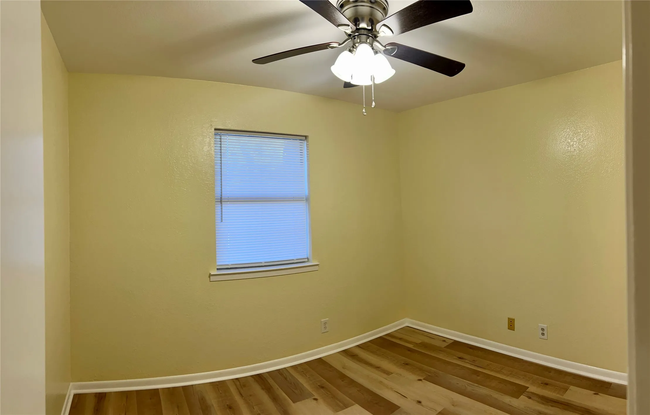 Single Family Residence For Rent in Tarrant County , 301 Walnut Avenue, Azle, Texas 76020, 3 Bedroom, 2 Bathroom, 1 Garage spaces, 1,215 Sqft, built in 1978, mls#21390869, Real Estate Agent in Azle, Homes For Rent in Tarrant county, Homes For Rent in Azle, Realtor in Azle Texas, Real Estate Brokerage Independent Realty Texas, Luminita Cordes Realtor