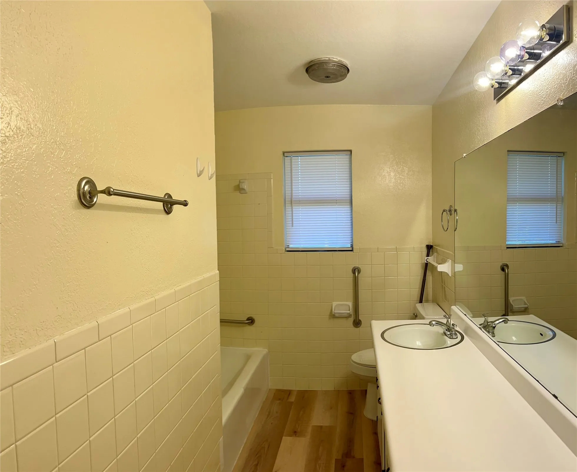Single Family Residence For Rent in Tarrant County , 301 Walnut Avenue, Azle, Texas 76020, 3 Bedroom, 2 Bathroom, 1 Garage spaces, 1,215 Sqft, built in 1978, mls#21390869, Real Estate Agent in Azle, Homes For Rent in Tarrant county, Homes For Rent in Azle, Realtor in Azle Texas, Real Estate Brokerage Independent Realty Texas, Luminita Cordes Realtor