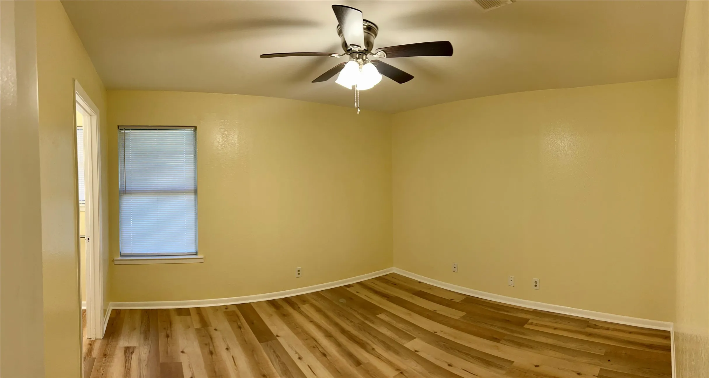 Single Family Residence For Rent in Tarrant County , 301 Walnut Avenue, Azle, Texas 76020, 3 Bedroom, 2 Bathroom, 1 Garage spaces, 1,215 Sqft, built in 1978, mls#21390869, Real Estate Agent in Azle, Homes For Rent in Tarrant county, Homes For Rent in Azle, Realtor in Azle Texas, Real Estate Brokerage Independent Realty Texas, Luminita Cordes Realtor