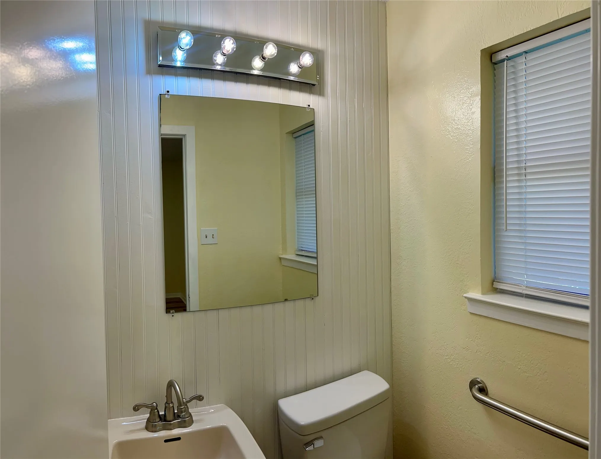 Single Family Residence For Rent in Tarrant County , 301 Walnut Avenue, Azle, Texas 76020, 3 Bedroom, 2 Bathroom, 1 Garage spaces, 1,215 Sqft, built in 1978, mls#21390869, Real Estate Agent in Azle, Homes For Rent in Tarrant county, Homes For Rent in Azle, Realtor in Azle Texas, Real Estate Brokerage Independent Realty Texas, Luminita Cordes Realtor