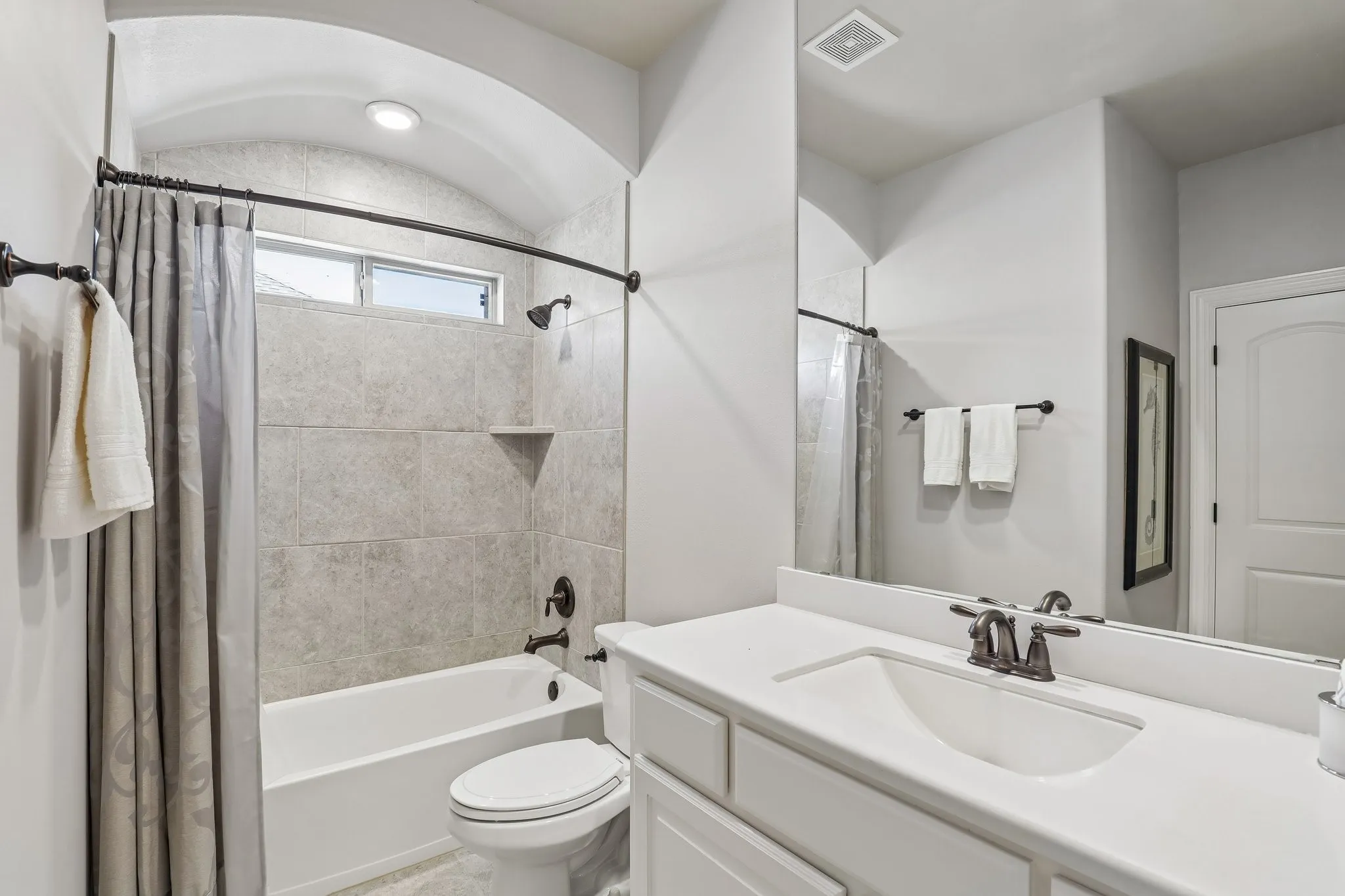 Single Family Residence For Sale in Rockwall County , 676 Princeton Way, Rockwall, Texas 75087, 5 Bedroom, 4 Bathroom, 3 Garage spaces, 3,834 Sqft, built in 2015, mls#21386220, Real Estate Agent in Rockwall, Homes For Sale in Rockwall county, Homes For Sale in Rockwall, Realtor in Rockwall Texas, Real Estate Brokerage Independent Realty Texas, Luminita Cordes Realtor