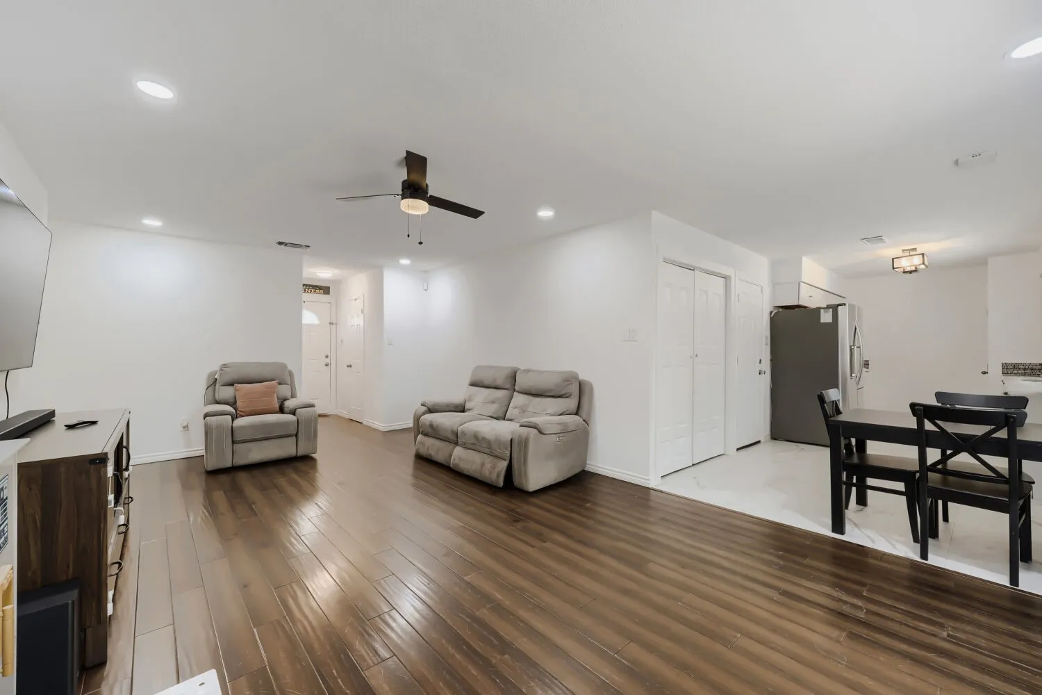 Single Family Residence For Sale in Tarrant County , 1900 Lomita Lane, Arlington, Texas 76010, 3 Bedroom, 2 Bathroom, 2 Garage spaces, 1,264 Sqft, built in 1971, mls#21382882, Real Estate Agent in Arlington, Homes For Sale in Tarrant county, Homes For Sale in Arlington, Realtor in Arlington Texas, Real Estate Brokerage Independent Realty Texas, Luminita Cordes Realtor