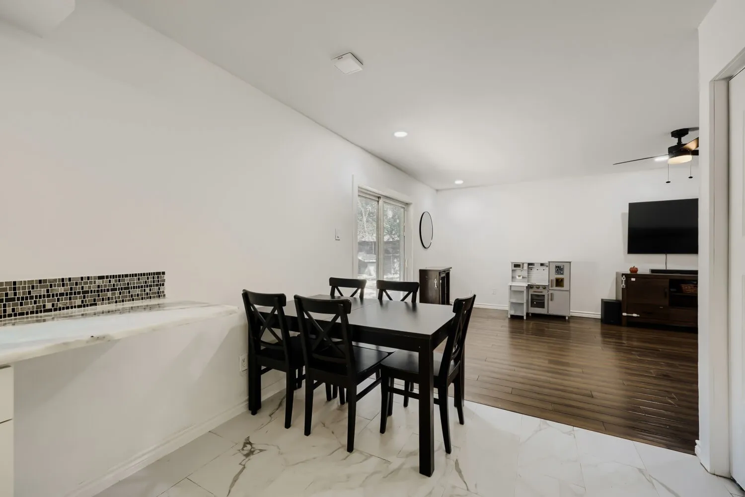 Single Family Residence For Sale in Tarrant County , 1900 Lomita Lane, Arlington, Texas 76010, 3 Bedroom, 2 Bathroom, 2 Garage spaces, 1,264 Sqft, built in 1971, mls#21382882, Real Estate Agent in Arlington, Homes For Sale in Tarrant county, Homes For Sale in Arlington, Realtor in Arlington Texas, Real Estate Brokerage Independent Realty Texas, Luminita Cordes Realtor