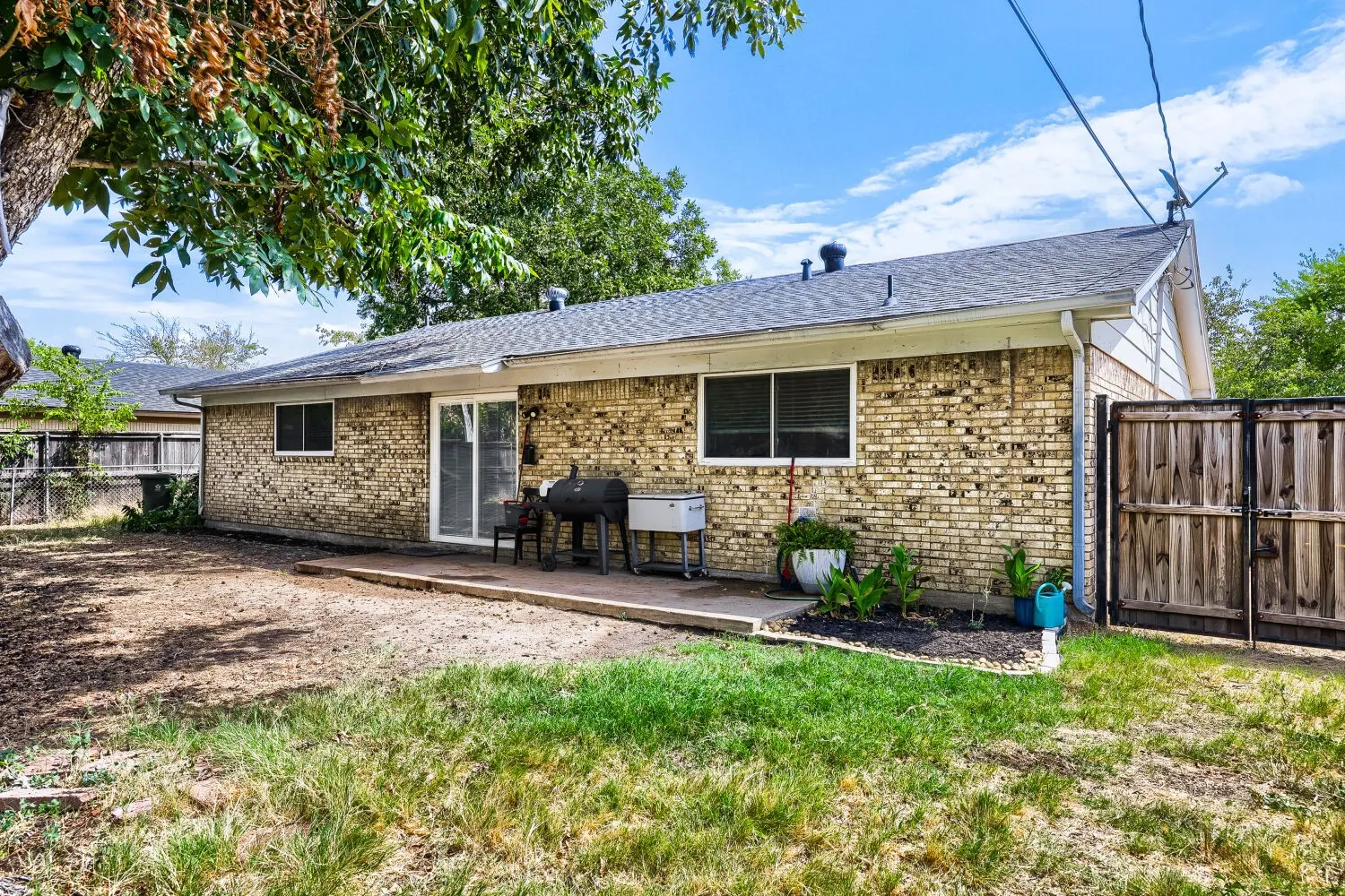 Single Family Residence For Sale in Tarrant County , 1900 Lomita Lane, Arlington, Texas 76010, 3 Bedroom, 2 Bathroom, 2 Garage spaces, 1,264 Sqft, built in 1971, mls#21382882, Real Estate Agent in Arlington, Homes For Sale in Tarrant county, Homes For Sale in Arlington, Realtor in Arlington Texas, Real Estate Brokerage Independent Realty Texas, Luminita Cordes Realtor