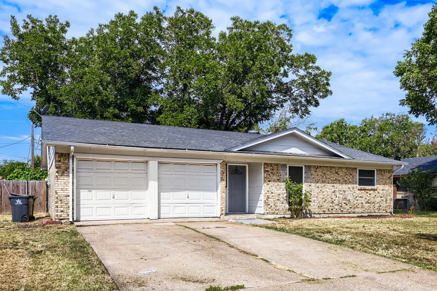 Single Family Residence For Sale in Tarrant County , 1900 Lomita Lane, Arlington, Texas 76010, 3 Bedroom, 2 Bathroom, 2 Garage spaces, 1,264 Sqft, built in 1971, mls#21382882, Real Estate Agent in Arlington, Homes For Sale in Tarrant county, Homes For Sale in Arlington, Realtor in Arlington Texas, Real Estate Brokerage Independent Realty Texas, Luminita Cordes Realtor