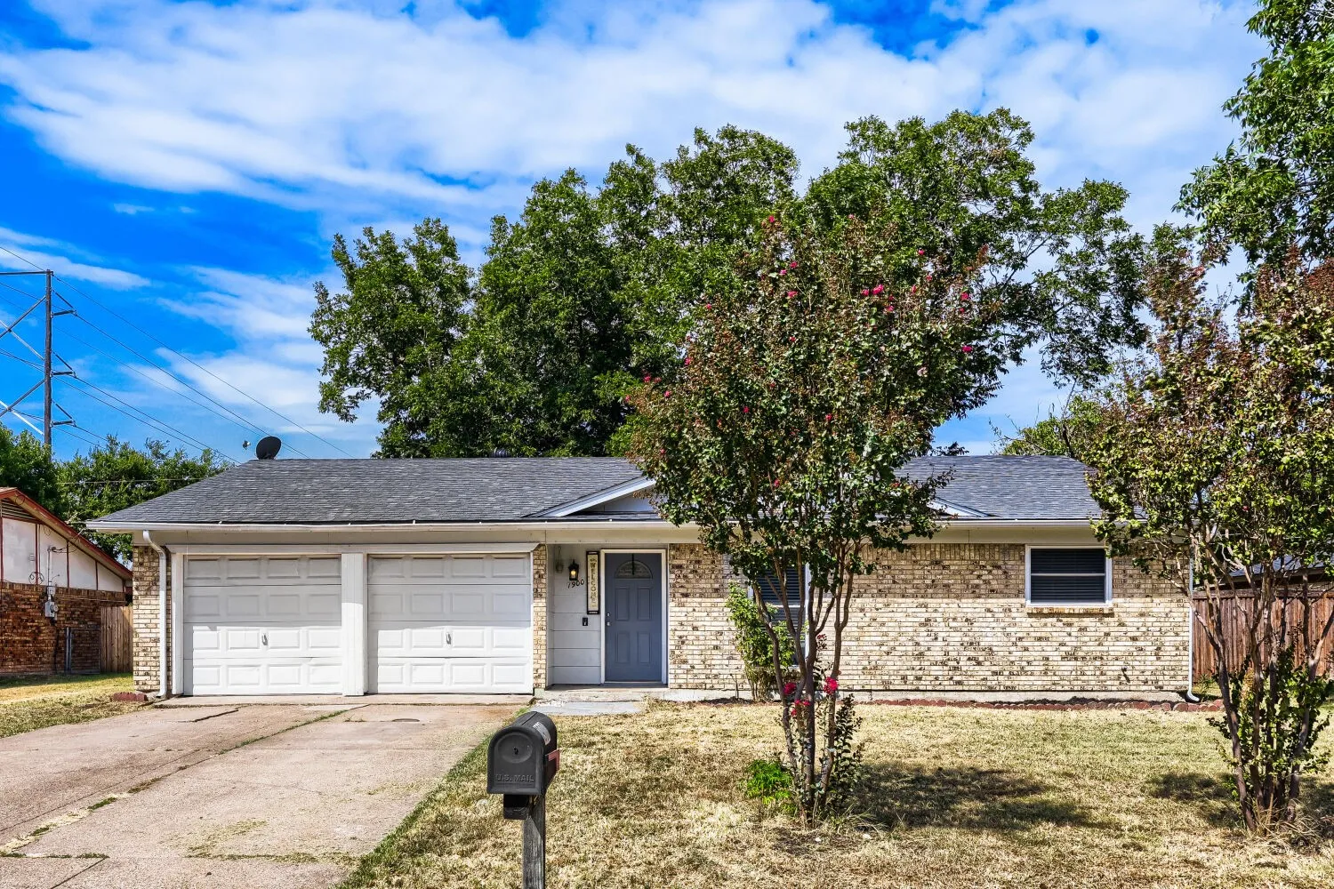 Single Family Residence For Sale in Tarrant County , 1900 Lomita Lane, Arlington, Texas 76010, 3 Bedroom, 2 Bathroom, 2 Garage spaces, 1,264 Sqft, built in 1971, mls#21382882, Real Estate Agent in Arlington, Homes For Sale in Tarrant county, Homes For Sale in Arlington, Realtor in Arlington Texas, Real Estate Brokerage Independent Realty Texas, Luminita Cordes Realtor