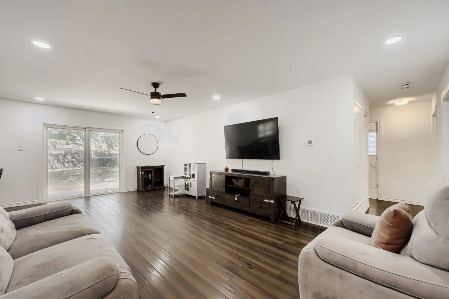 Single Family Residence For Sale in Tarrant County , 1900 Lomita Lane, Arlington, Texas 76010, 3 Bedroom, 2 Bathroom, 2 Garage spaces, 1,264 Sqft, built in 1971, mls#21382882, Real Estate Agent in Arlington, Homes For Sale in Tarrant county, Homes For Sale in Arlington, Realtor in Arlington Texas, Real Estate Brokerage Independent Realty Texas, Luminita Cordes Realtor