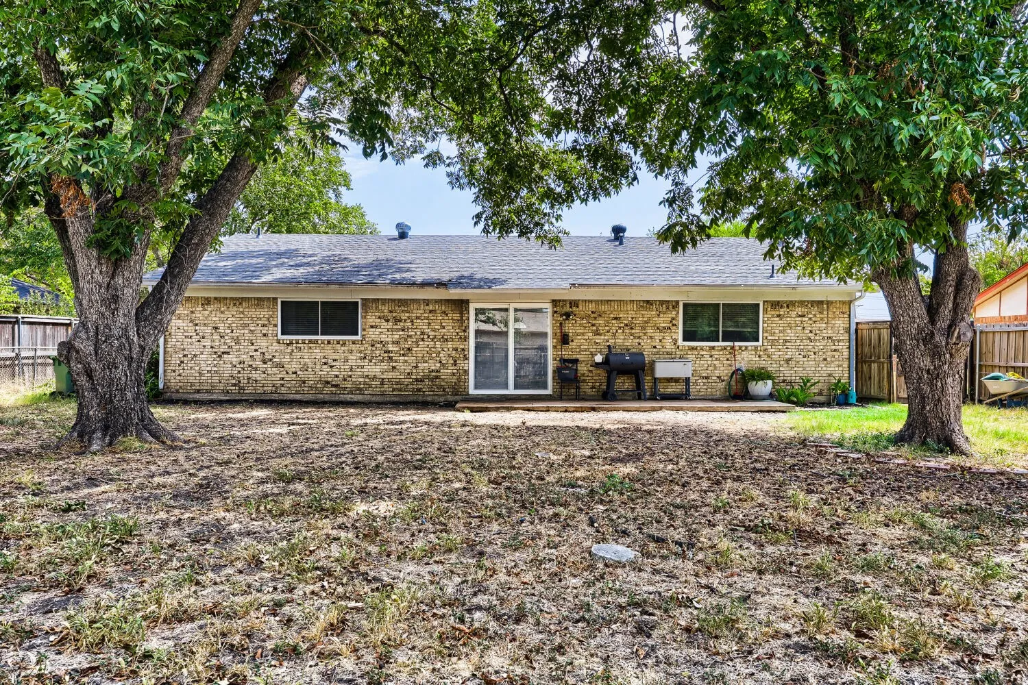 Single Family Residence For Sale in Tarrant County , 1900 Lomita Lane, Arlington, Texas 76010, 3 Bedroom, 2 Bathroom, 2 Garage spaces, 1,264 Sqft, built in 1971, mls#21382882, Real Estate Agent in Arlington, Homes For Sale in Tarrant county, Homes For Sale in Arlington, Realtor in Arlington Texas, Real Estate Brokerage Independent Realty Texas, Luminita Cordes Realtor