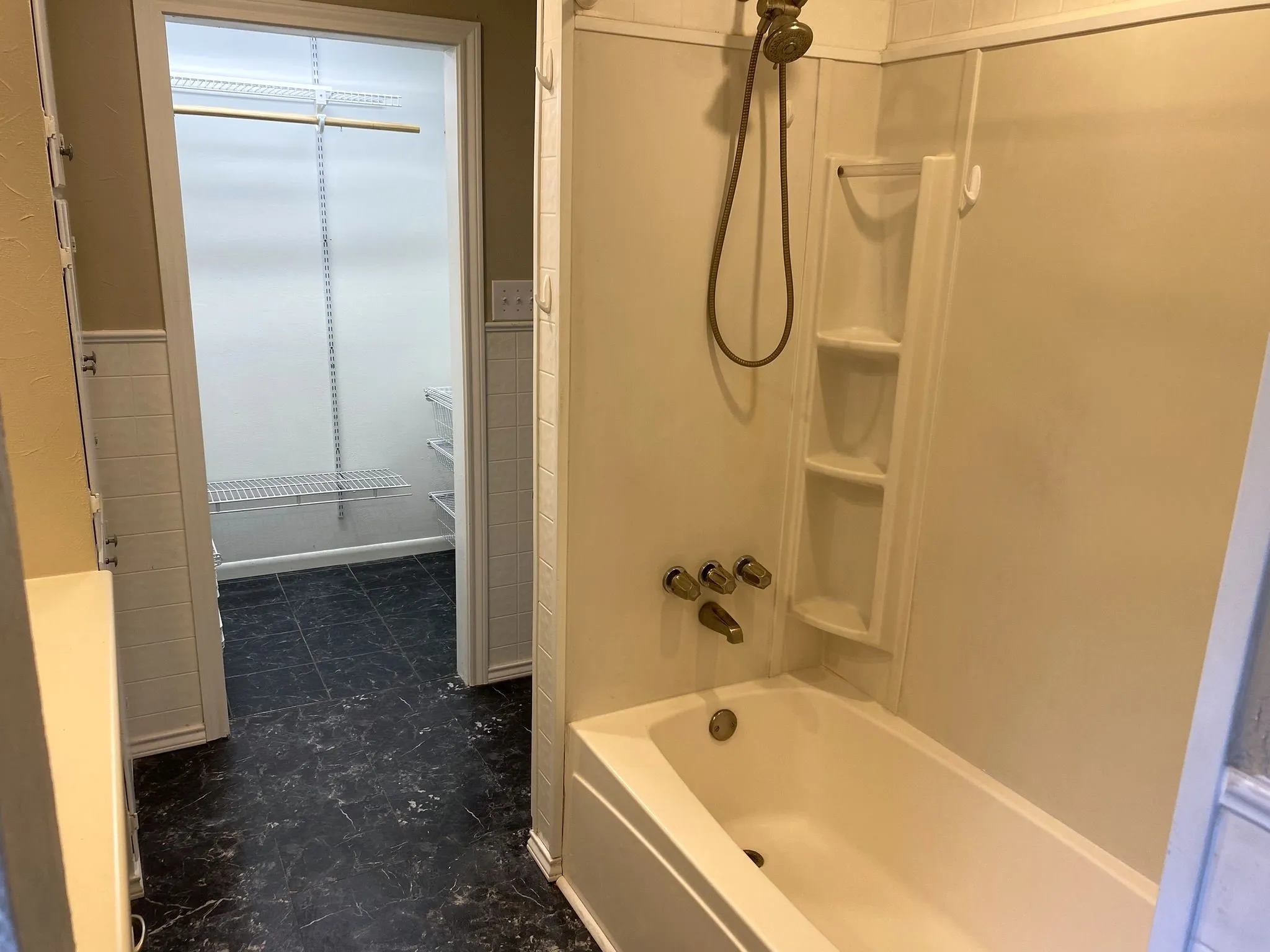Single Family Residence For Sale in Harrison County , 1411 Aars Street, Longview, Texas 75601, 3 Bedroom, 2 Bathroom, Garage spaces, 1,392 Sqft, built in 1950, mls#21390826, Real Estate Agent in Longview, Homes For Sale in Harrison county, Homes For Sale in Longview, Realtor in Longview Texas, Real Estate Brokerage Independent Realty Texas, Luminita Cordes Realtor