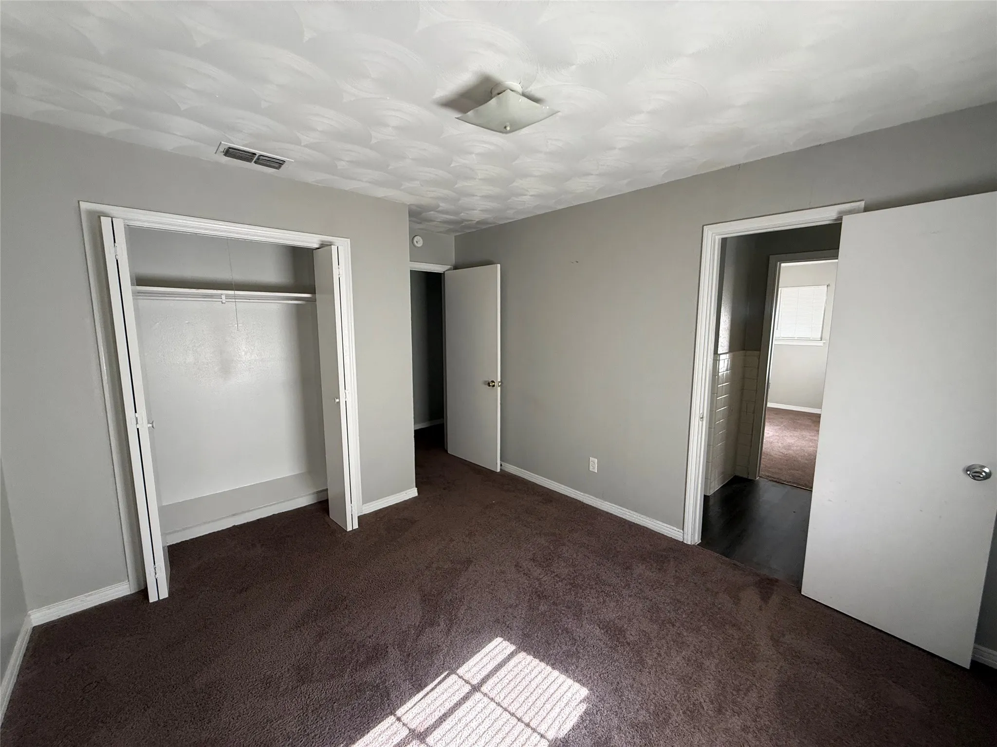 Single Family Residence For Sale in Dallas County , 301 Lakewood Drive, De Soto, Texas 75115, 3 Bedroom, 3 Bathroom, 2 Garage spaces, 1,807 Sqft, built in 1965, mls#21390883, Real Estate Agent in De Soto, Homes For Sale in Dallas county, Homes For Sale in De Soto, Realtor in De Soto Texas, Real Estate Brokerage Independent Realty Texas, Luminita Cordes Realtor