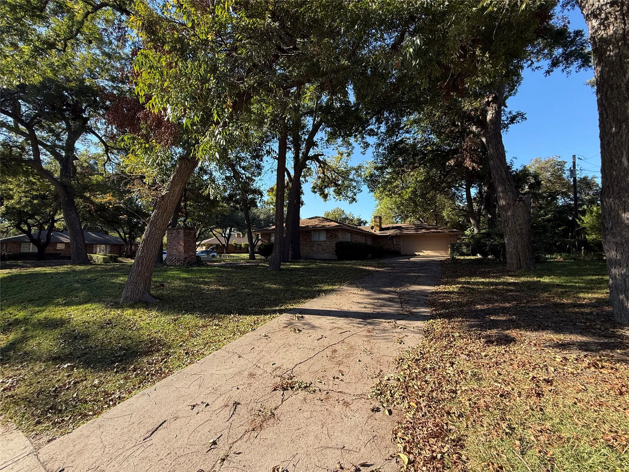 Single Family Residence For Sale in Dallas County , 301 Lakewood Drive, De Soto, Texas 75115, 3 Bedroom, 3 Bathroom, 2 Garage spaces, 1,807 Sqft, built in 1965, mls#21390883, Real Estate Agent in De Soto, Homes For Sale in Dallas county, Homes For Sale in De Soto, Realtor in De Soto Texas, Real Estate Brokerage Independent Realty Texas, Luminita Cordes Realtor