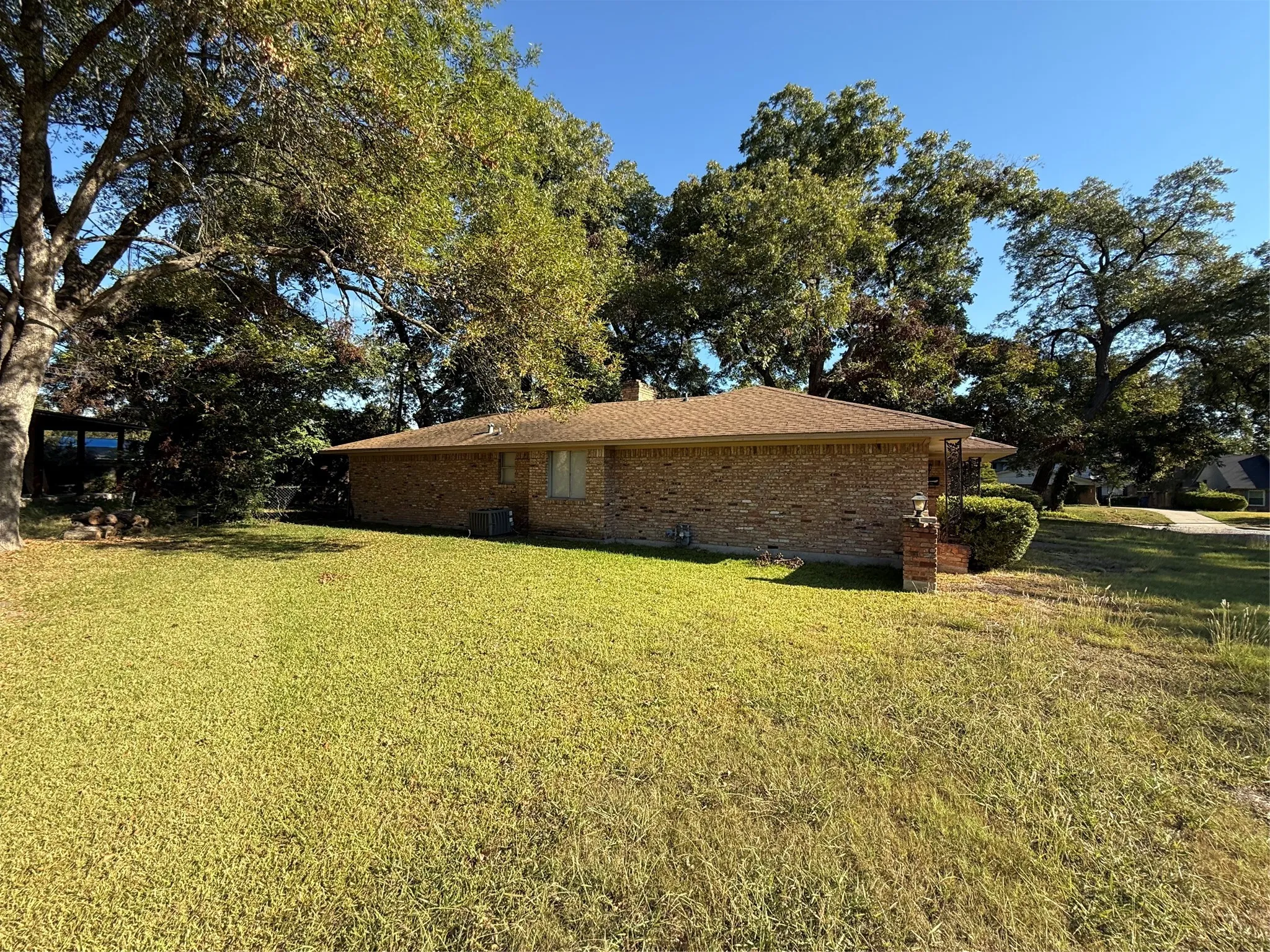 Single Family Residence For Sale in Dallas County , 301 Lakewood Drive, De Soto, Texas 75115, 3 Bedroom, 3 Bathroom, 2 Garage spaces, 1,807 Sqft, built in 1965, mls#21390883, Real Estate Agent in De Soto, Homes For Sale in Dallas county, Homes For Sale in De Soto, Realtor in De Soto Texas, Real Estate Brokerage Independent Realty Texas, Luminita Cordes Realtor
