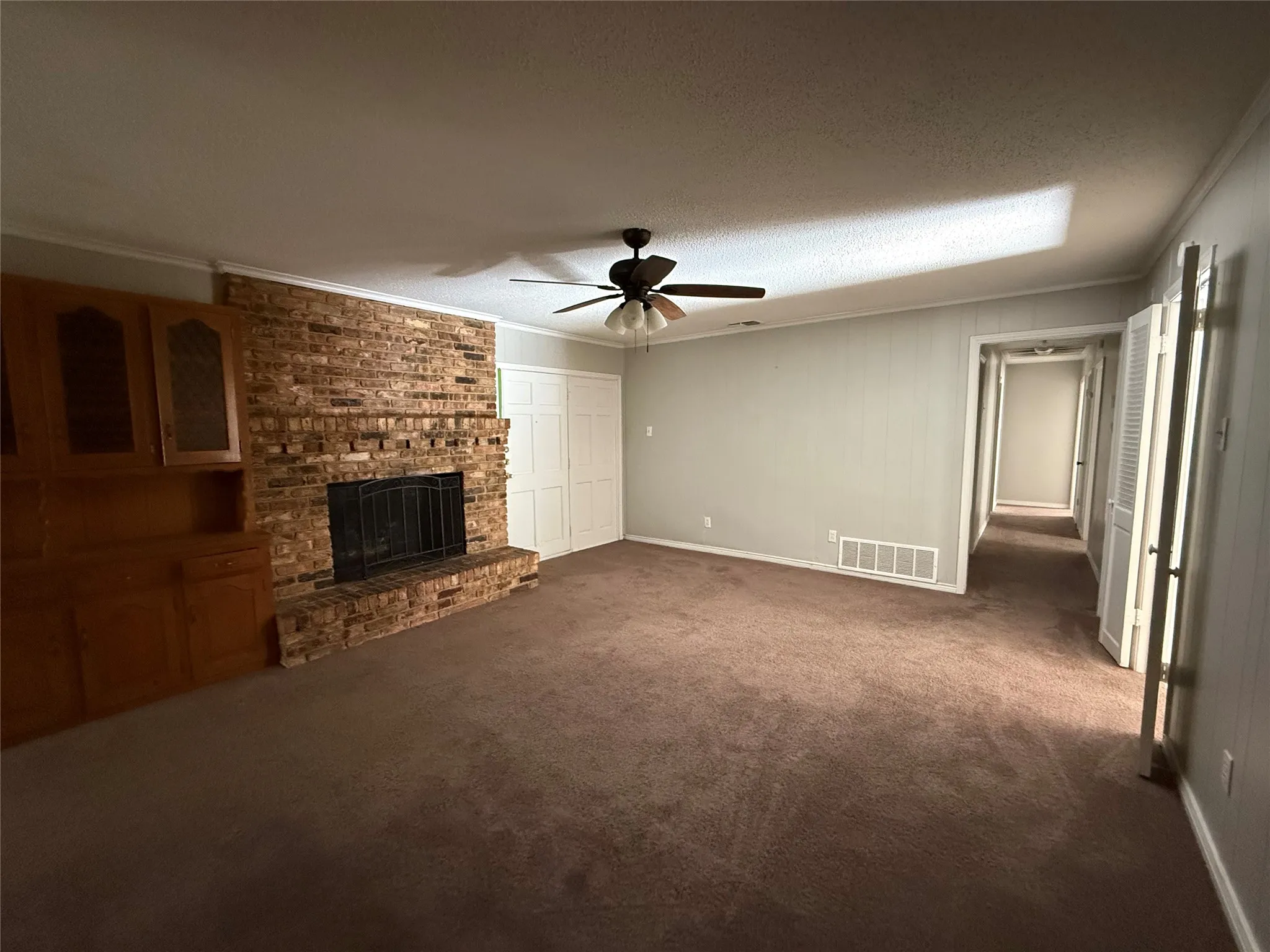 Single Family Residence For Sale in Dallas County , 301 Lakewood Drive, De Soto, Texas 75115, 3 Bedroom, 3 Bathroom, 2 Garage spaces, 1,807 Sqft, built in 1965, mls#21390883, Real Estate Agent in De Soto, Homes For Sale in Dallas county, Homes For Sale in De Soto, Realtor in De Soto Texas, Real Estate Brokerage Independent Realty Texas, Luminita Cordes Realtor