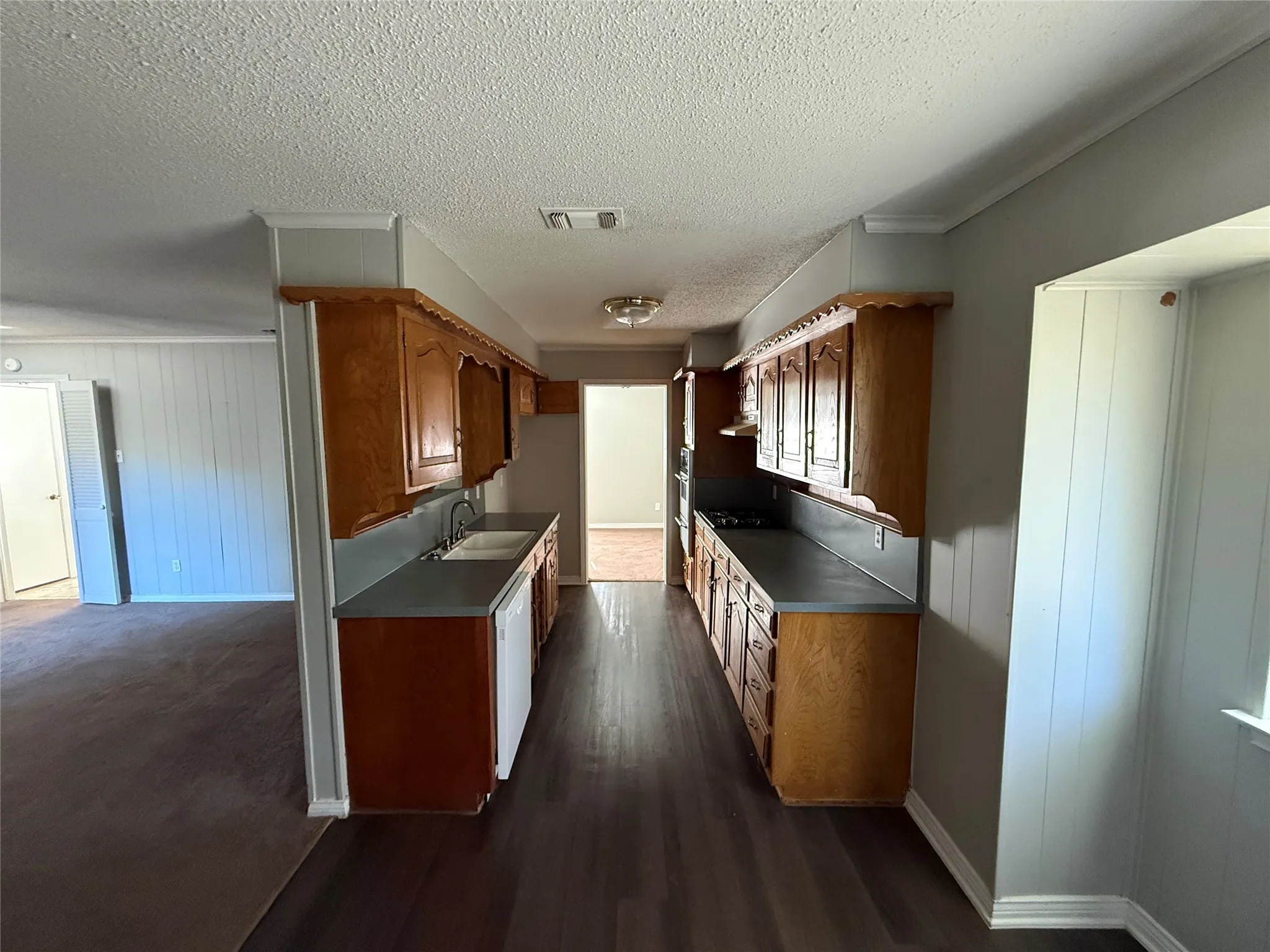 Single Family Residence For Sale in Dallas County , 301 Lakewood Drive, De Soto, Texas 75115, 3 Bedroom, 3 Bathroom, 2 Garage spaces, 1,807 Sqft, built in 1965, mls#21390883, Real Estate Agent in De Soto, Homes For Sale in Dallas county, Homes For Sale in De Soto, Realtor in De Soto Texas, Real Estate Brokerage Independent Realty Texas, Luminita Cordes Realtor