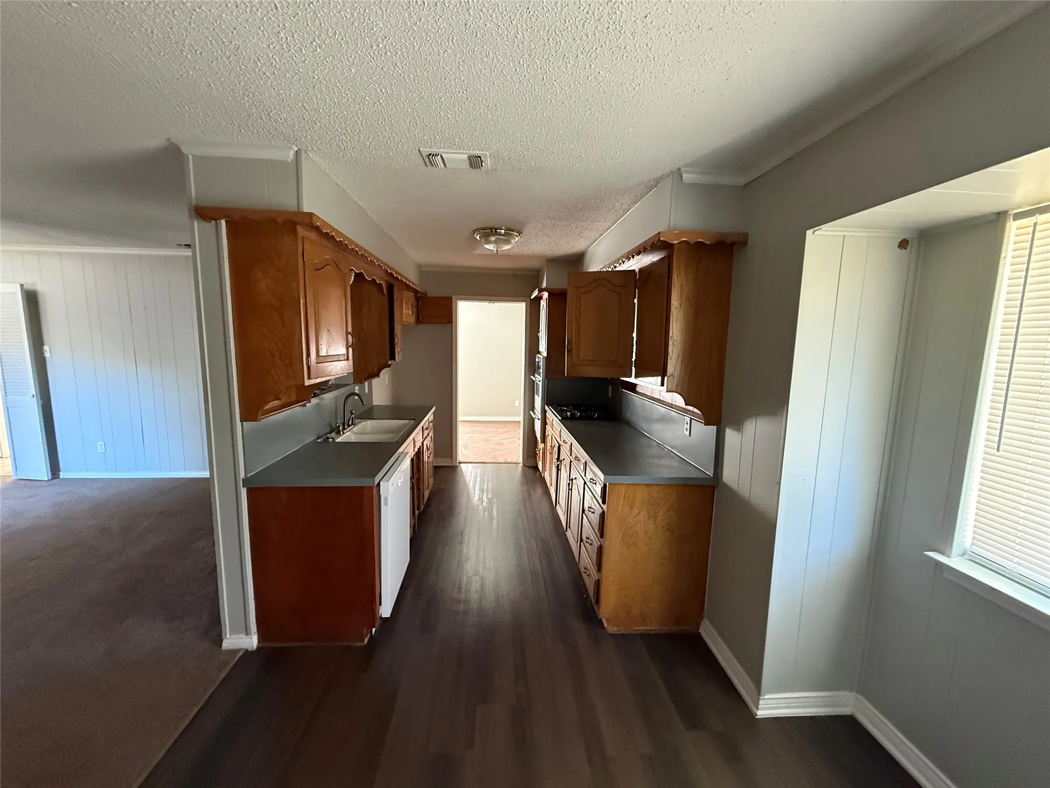 Single Family Residence For Sale in Dallas County , 301 Lakewood Drive, De Soto, Texas 75115, 3 Bedroom, 3 Bathroom, 2 Garage spaces, 1,807 Sqft, built in 1965, mls#21390883, Real Estate Agent in De Soto, Homes For Sale in Dallas county, Homes For Sale in De Soto, Realtor in De Soto Texas, Real Estate Brokerage Independent Realty Texas, Luminita Cordes Realtor