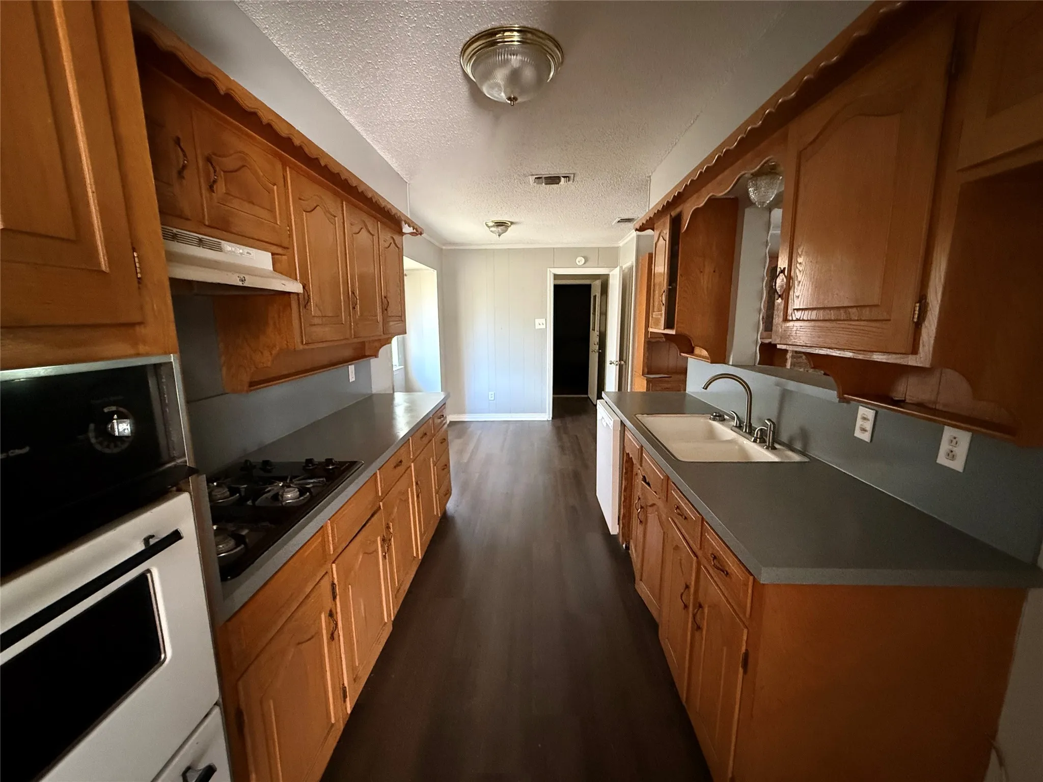Single Family Residence For Sale in Dallas County , 301 Lakewood Drive, De Soto, Texas 75115, 3 Bedroom, 3 Bathroom, 2 Garage spaces, 1,807 Sqft, built in 1965, mls#21390883, Real Estate Agent in De Soto, Homes For Sale in Dallas county, Homes For Sale in De Soto, Realtor in De Soto Texas, Real Estate Brokerage Independent Realty Texas, Luminita Cordes Realtor