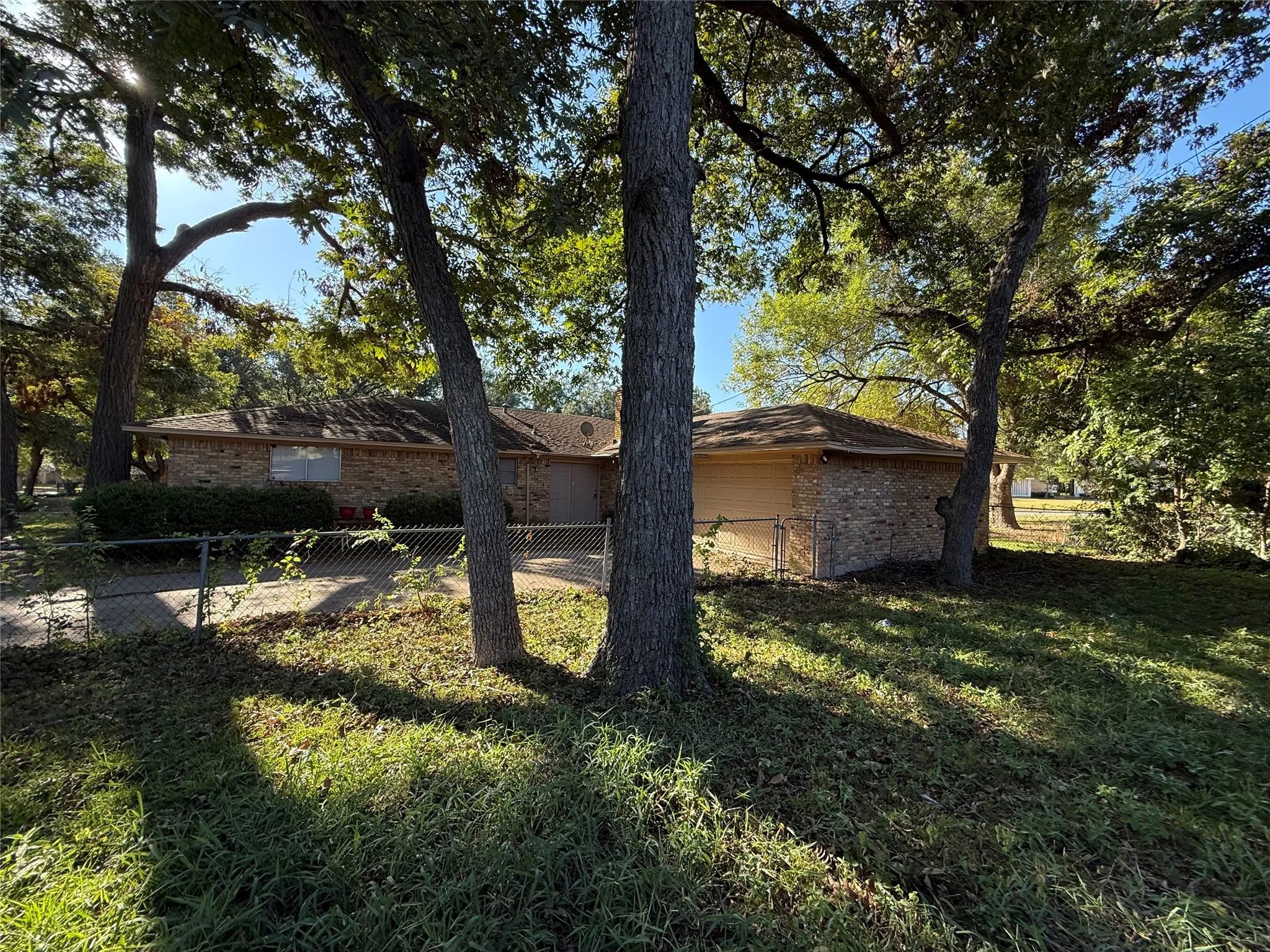 Single Family Residence For Sale in Dallas County , 301 Lakewood Drive, De Soto, Texas 75115, 3 Bedroom, 3 Bathroom, 2 Garage spaces, 1,807 Sqft, built in 1965, mls#21390883, Real Estate Agent in De Soto, Homes For Sale in Dallas county, Homes For Sale in De Soto, Realtor in De Soto Texas, Real Estate Brokerage Independent Realty Texas, Luminita Cordes Realtor