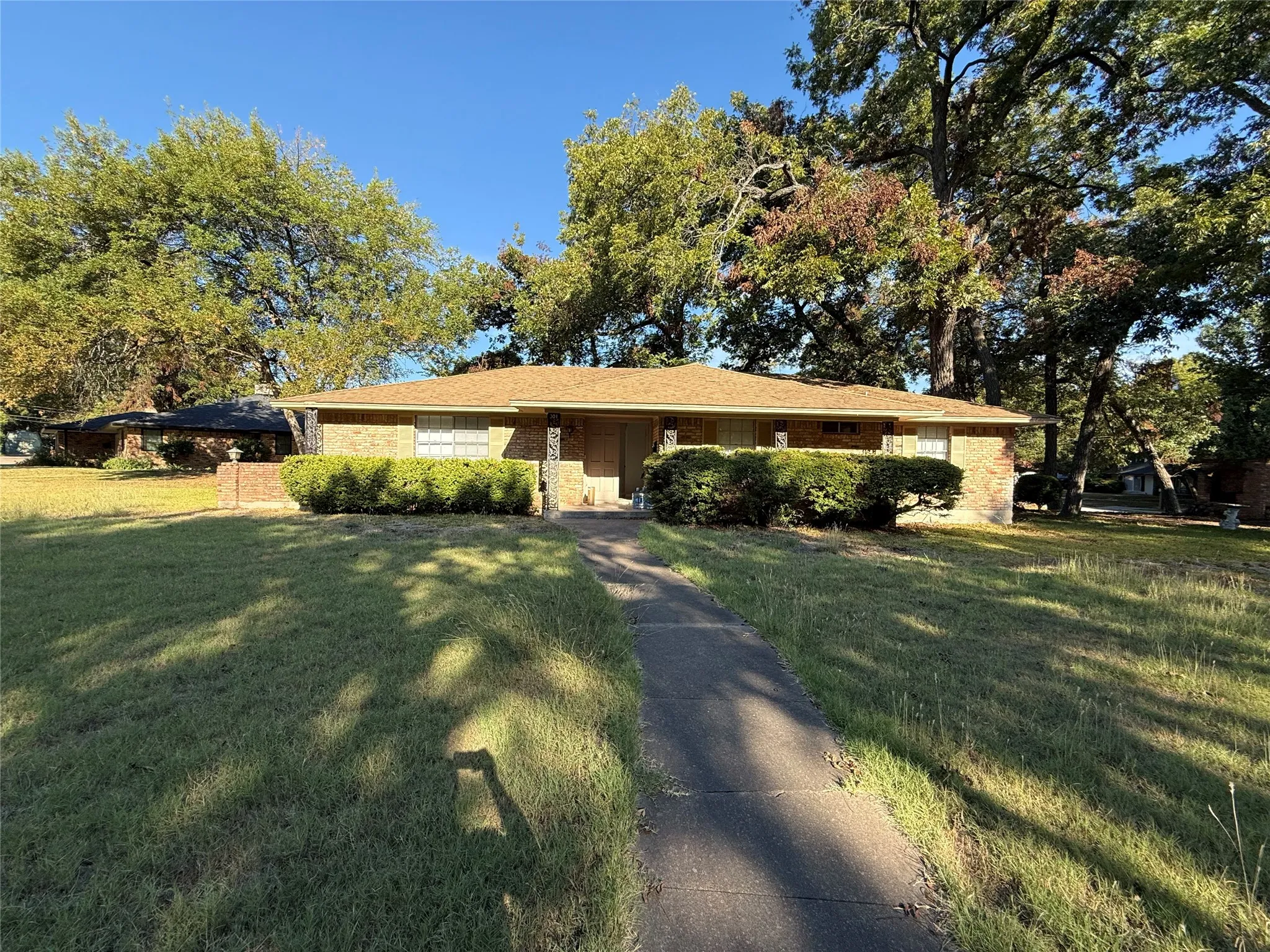 Single Family Residence For Sale in Dallas County , 301 Lakewood Drive, De Soto, Texas 75115, 3 Bedroom, 3 Bathroom, 2 Garage spaces, 1,807 Sqft, built in 1965, mls#21390883, Real Estate Agent in De Soto, Homes For Sale in Dallas county, Homes For Sale in De Soto, Realtor in De Soto Texas, Real Estate Brokerage Independent Realty Texas, Luminita Cordes Realtor