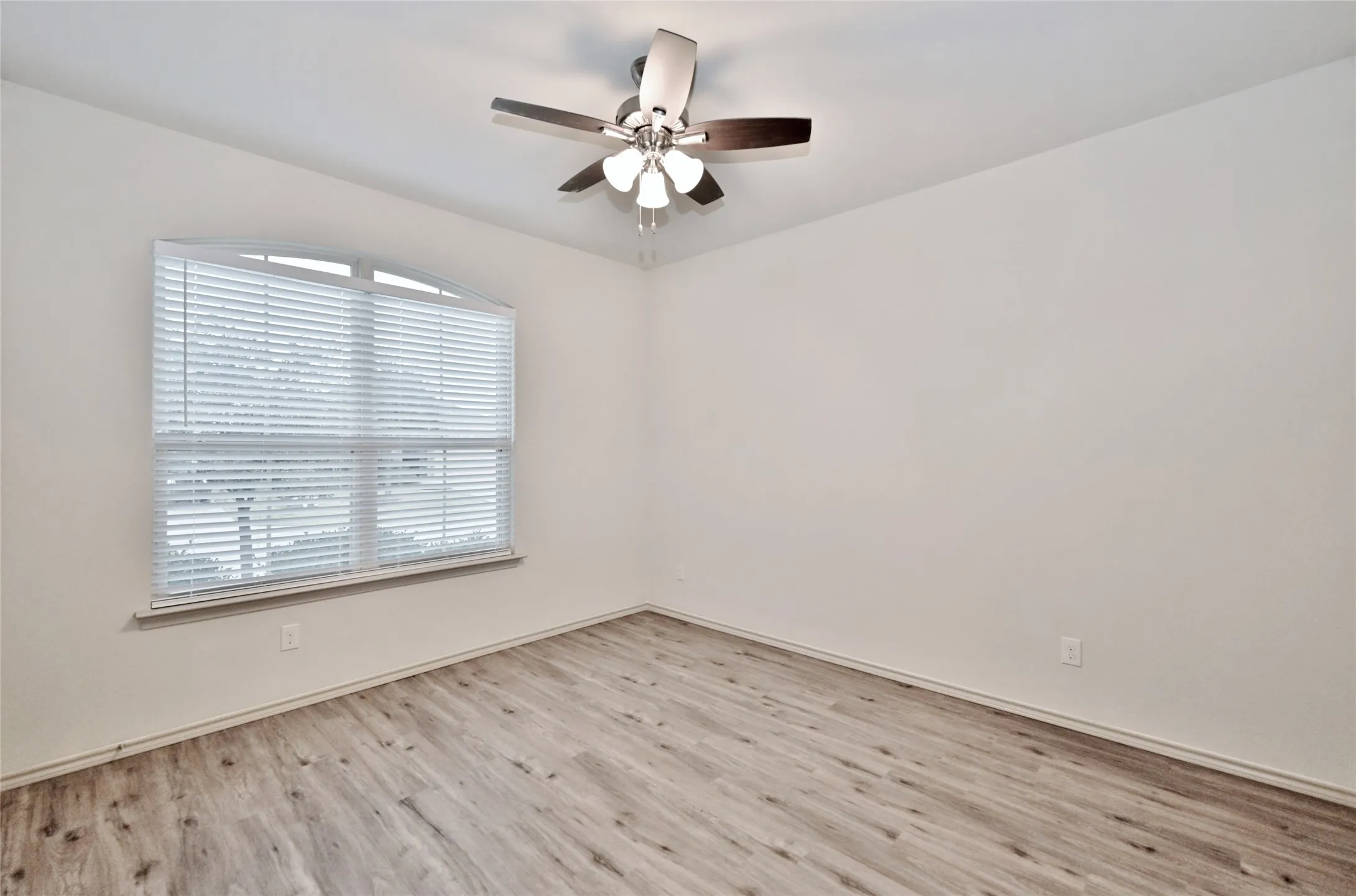 Single Family Residence For Sale in Tarrant County , 5921 Comanche Peak Drive, Fort Worth, Texas 76179, 3 Bedroom, 2 Bathroom, 2 Garage spaces, 1,441 Sqft, built in 2014, mls#21390872, Real Estate Agent in Fort Worth, Homes For Sale in Tarrant county, Homes For Sale in Fort Worth, Realtor in Fort Worth Texas, Real Estate Brokerage Independent Realty Texas, Luminita Cordes Realtor
