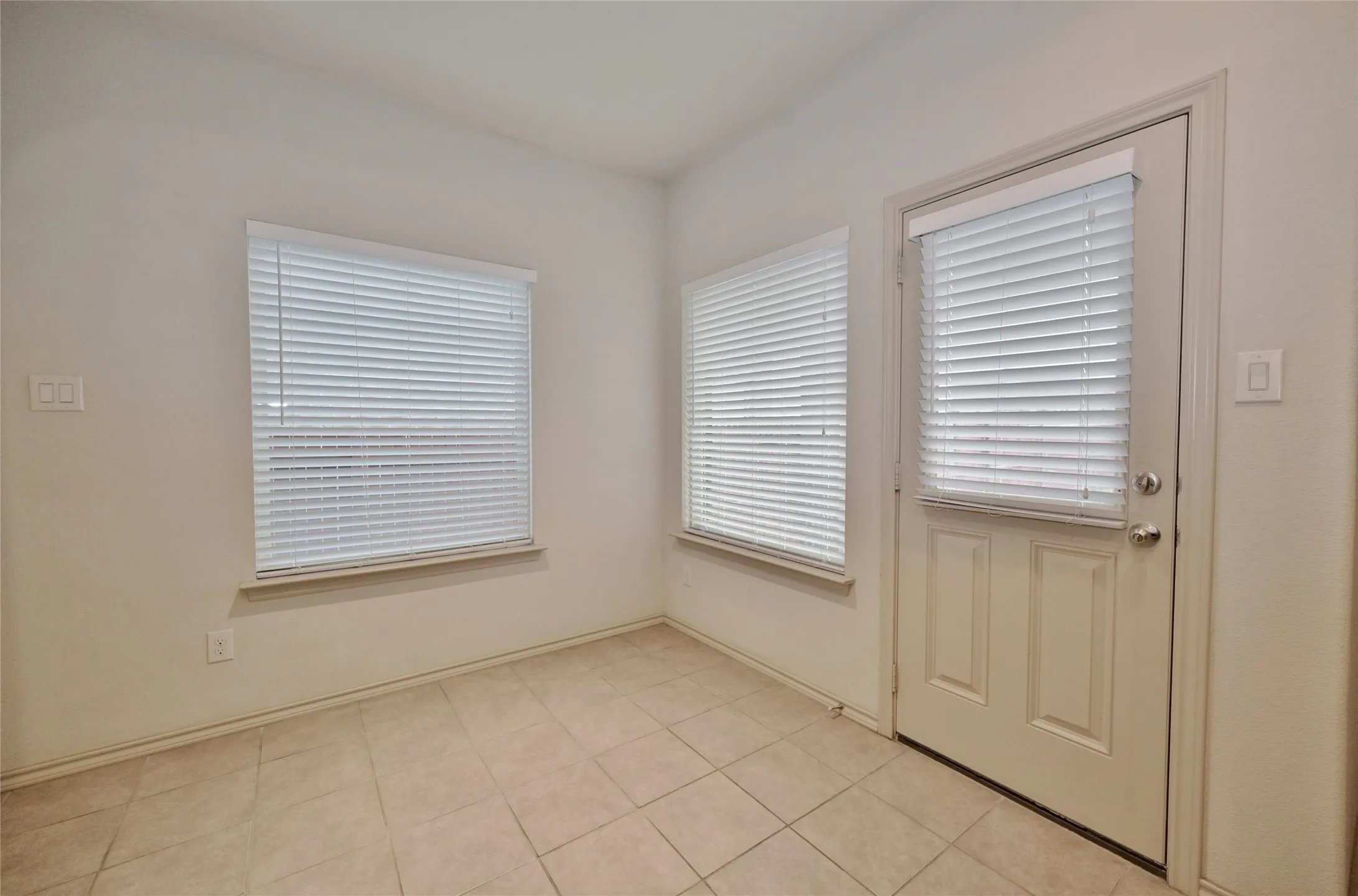 Single Family Residence For Sale in Tarrant County , 5921 Comanche Peak Drive, Fort Worth, Texas 76179, 3 Bedroom, 2 Bathroom, 2 Garage spaces, 1,441 Sqft, built in 2014, mls#21390872, Real Estate Agent in Fort Worth, Homes For Sale in Tarrant county, Homes For Sale in Fort Worth, Realtor in Fort Worth Texas, Real Estate Brokerage Independent Realty Texas, Luminita Cordes Realtor