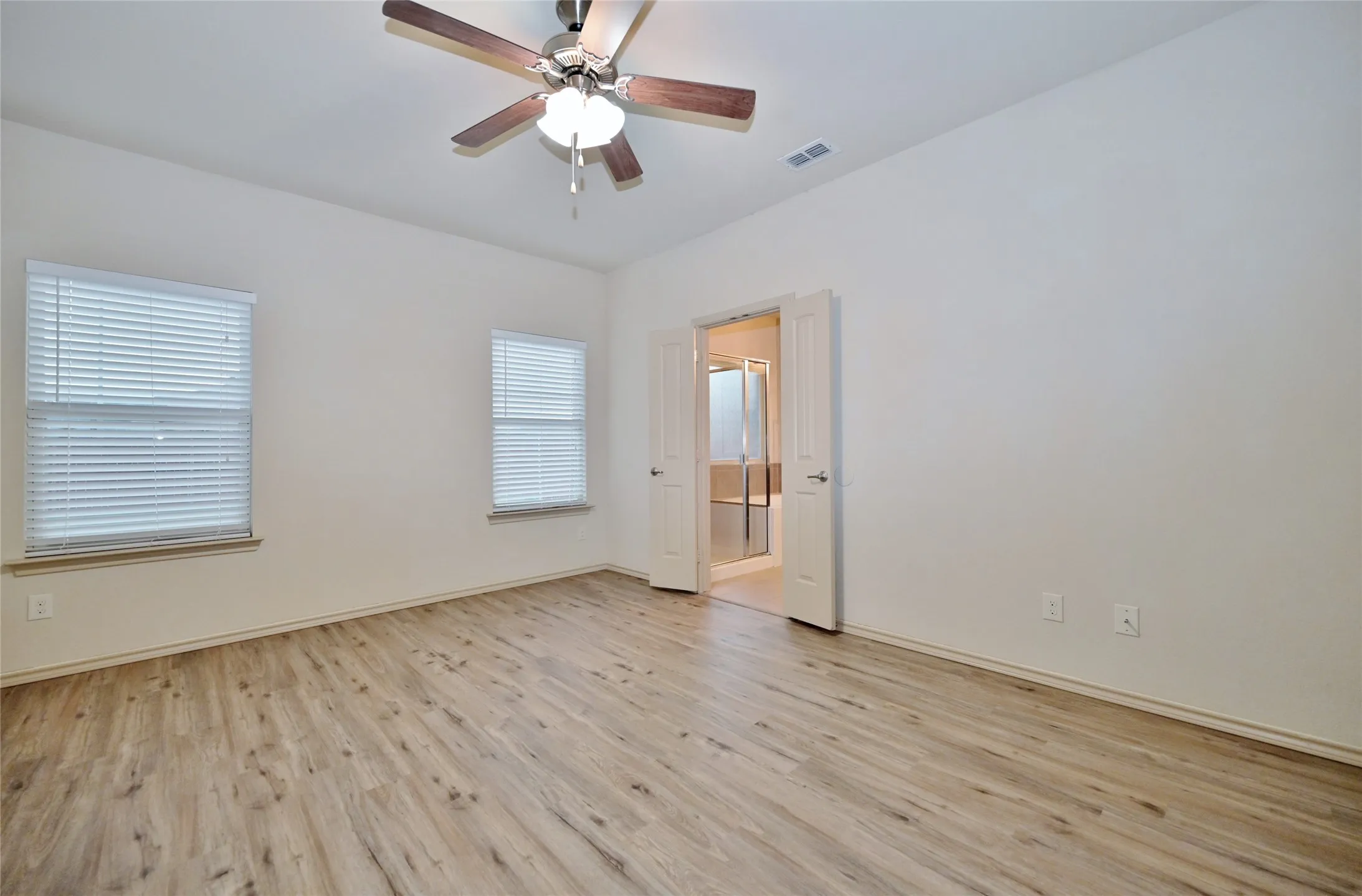 Single Family Residence For Sale in Tarrant County , 5921 Comanche Peak Drive, Fort Worth, Texas 76179, 3 Bedroom, 2 Bathroom, 2 Garage spaces, 1,441 Sqft, built in 2014, mls#21390872, Real Estate Agent in Fort Worth, Homes For Sale in Tarrant county, Homes For Sale in Fort Worth, Realtor in Fort Worth Texas, Real Estate Brokerage Independent Realty Texas, Luminita Cordes Realtor