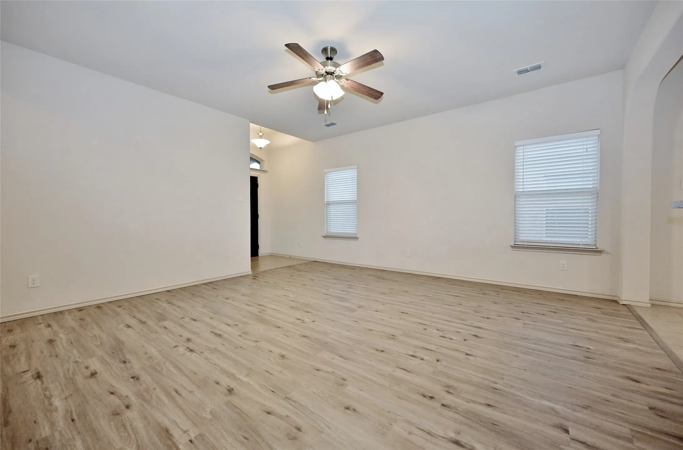 Single Family Residence For Sale in Tarrant County , 5921 Comanche Peak Drive, Fort Worth, Texas 76179, 3 Bedroom, 2 Bathroom, 2 Garage spaces, 1,441 Sqft, built in 2014, mls#21390872, Real Estate Agent in Fort Worth, Homes For Sale in Tarrant county, Homes For Sale in Fort Worth, Realtor in Fort Worth Texas, Real Estate Brokerage Independent Realty Texas, Luminita Cordes Realtor