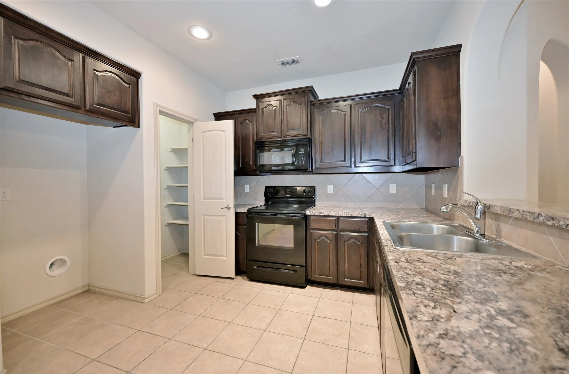 Single Family Residence For Sale in Tarrant County , 5921 Comanche Peak Drive, Fort Worth, Texas 76179, 3 Bedroom, 2 Bathroom, 2 Garage spaces, 1,441 Sqft, built in 2014, mls#21390872, Real Estate Agent in Fort Worth, Homes For Sale in Tarrant county, Homes For Sale in Fort Worth, Realtor in Fort Worth Texas, Real Estate Brokerage Independent Realty Texas, Luminita Cordes Realtor