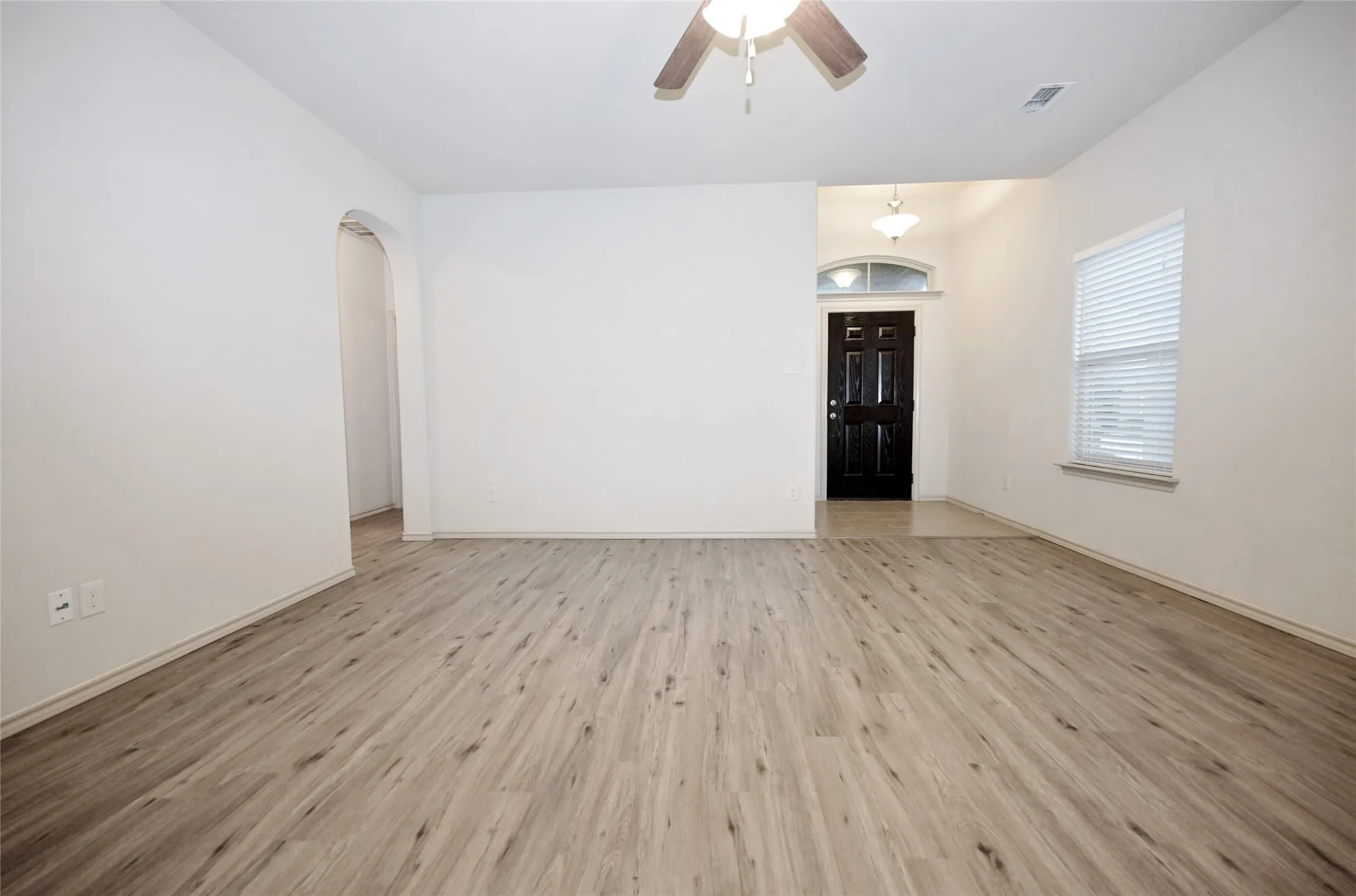 Single Family Residence For Sale in Tarrant County , 5921 Comanche Peak Drive, Fort Worth, Texas 76179, 3 Bedroom, 2 Bathroom, 2 Garage spaces, 1,441 Sqft, built in 2014, mls#21390872, Real Estate Agent in Fort Worth, Homes For Sale in Tarrant county, Homes For Sale in Fort Worth, Realtor in Fort Worth Texas, Real Estate Brokerage Independent Realty Texas, Luminita Cordes Realtor