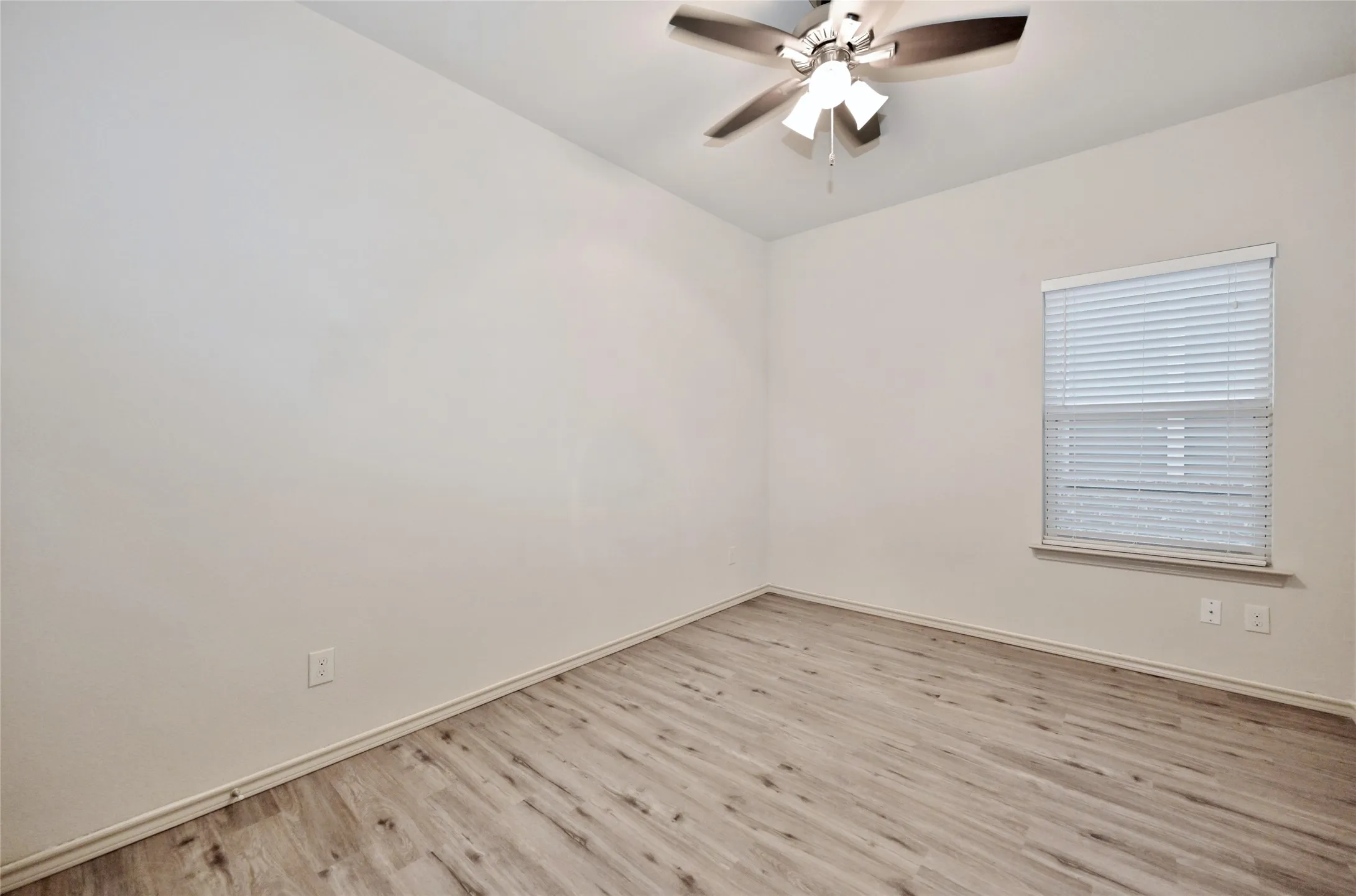 Single Family Residence For Sale in Tarrant County , 5921 Comanche Peak Drive, Fort Worth, Texas 76179, 3 Bedroom, 2 Bathroom, 2 Garage spaces, 1,441 Sqft, built in 2014, mls#21390872, Real Estate Agent in Fort Worth, Homes For Sale in Tarrant county, Homes For Sale in Fort Worth, Realtor in Fort Worth Texas, Real Estate Brokerage Independent Realty Texas, Luminita Cordes Realtor