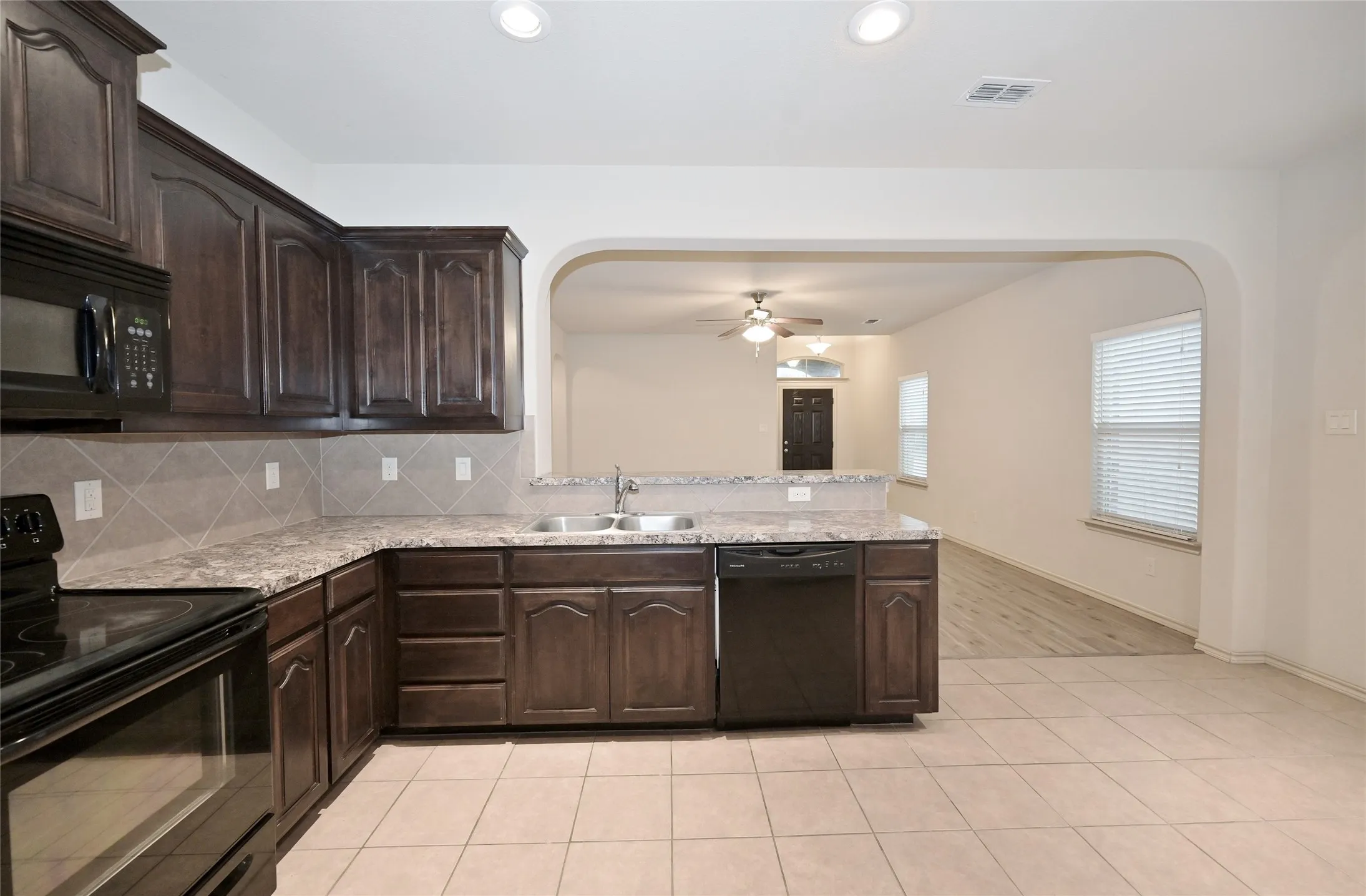 Single Family Residence For Sale in Tarrant County , 5921 Comanche Peak Drive, Fort Worth, Texas 76179, 3 Bedroom, 2 Bathroom, 2 Garage spaces, 1,441 Sqft, built in 2014, mls#21390872, Real Estate Agent in Fort Worth, Homes For Sale in Tarrant county, Homes For Sale in Fort Worth, Realtor in Fort Worth Texas, Real Estate Brokerage Independent Realty Texas, Luminita Cordes Realtor