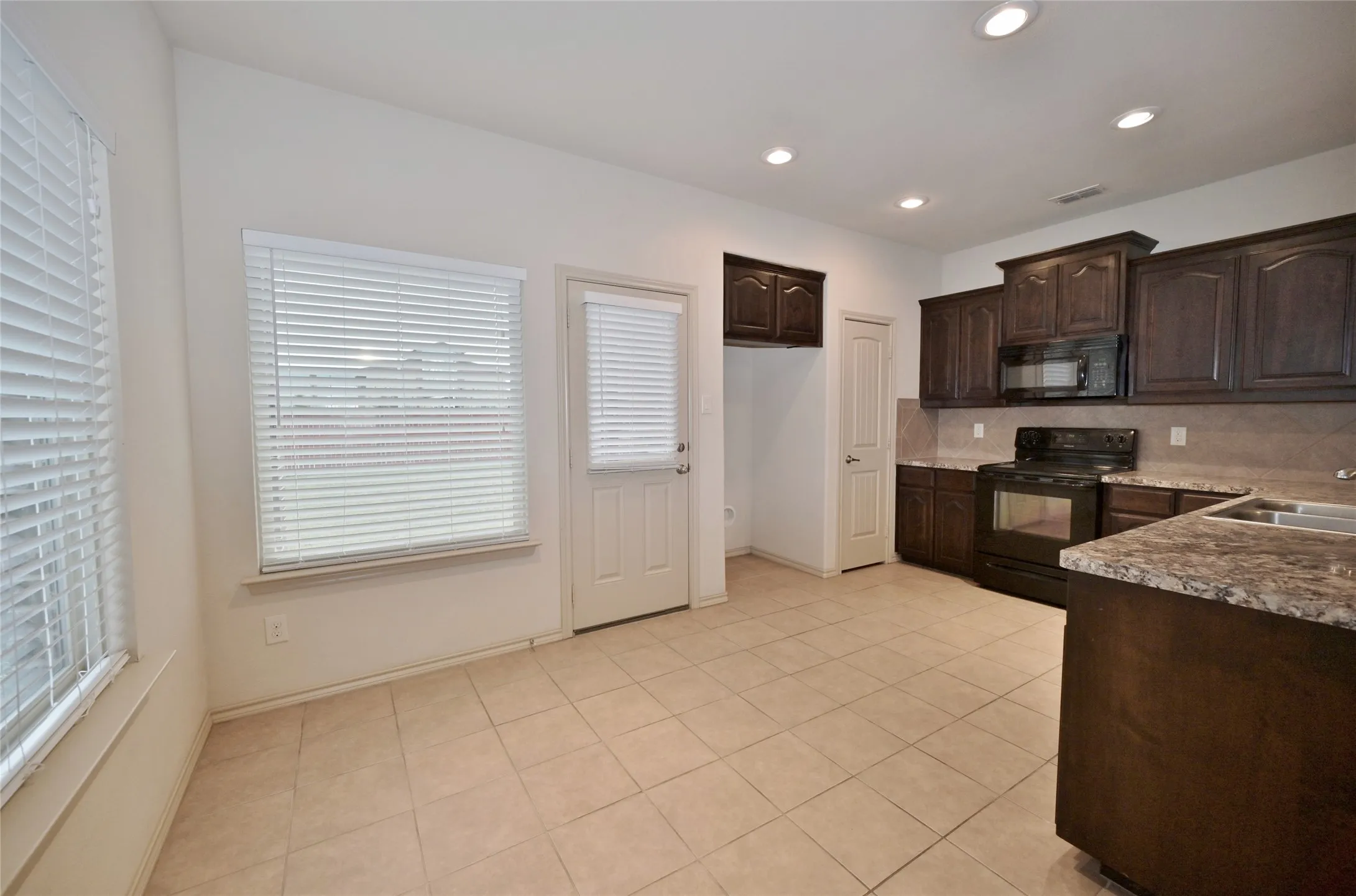 Single Family Residence For Sale in Tarrant County , 5921 Comanche Peak Drive, Fort Worth, Texas 76179, 3 Bedroom, 2 Bathroom, 2 Garage spaces, 1,441 Sqft, built in 2014, mls#21390872, Real Estate Agent in Fort Worth, Homes For Sale in Tarrant county, Homes For Sale in Fort Worth, Realtor in Fort Worth Texas, Real Estate Brokerage Independent Realty Texas, Luminita Cordes Realtor
