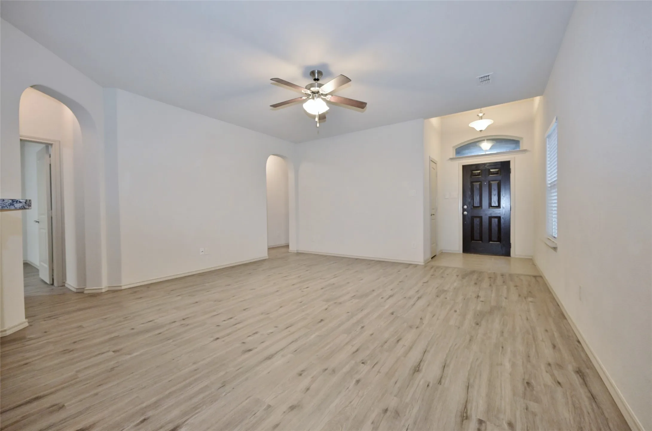 Single Family Residence For Sale in Tarrant County , 5921 Comanche Peak Drive, Fort Worth, Texas 76179, 3 Bedroom, 2 Bathroom, 2 Garage spaces, 1,441 Sqft, built in 2014, mls#21390872, Real Estate Agent in Fort Worth, Homes For Sale in Tarrant county, Homes For Sale in Fort Worth, Realtor in Fort Worth Texas, Real Estate Brokerage Independent Realty Texas, Luminita Cordes Realtor