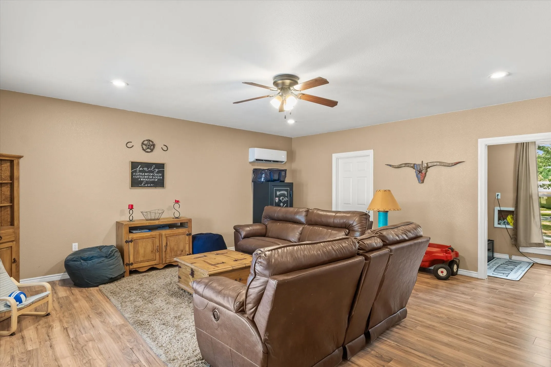Single Family Residence For Sale in Van Zandt County , 1415 Glenlain Dr, Grand Saline, Texas 75140, 4 Bedroom, 2 Bathroom, Garage spaces, 2,021 Sqft, built in 1973, mls#21390884, Real Estate Agent in Grand Saline, Homes For Sale in Van Zandt county, Homes For Sale in Grand Saline, Realtor in Grand Saline Texas, Real Estate Brokerage Independent Realty Texas, Luminita Cordes Realtor