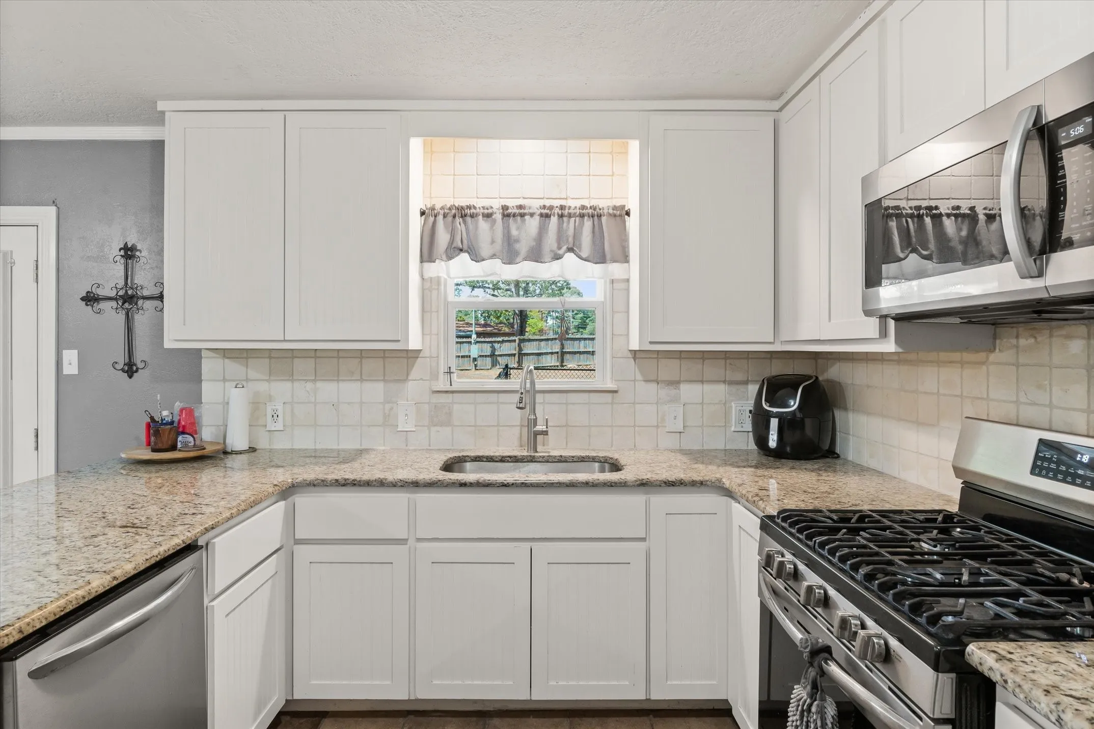 Single Family Residence For Sale in Van Zandt County , 1415 Glenlain Dr, Grand Saline, Texas 75140, 4 Bedroom, 2 Bathroom, Garage spaces, 2,021 Sqft, built in 1973, mls#21390884, Real Estate Agent in Grand Saline, Homes For Sale in Van Zandt county, Homes For Sale in Grand Saline, Realtor in Grand Saline Texas, Real Estate Brokerage Independent Realty Texas, Luminita Cordes Realtor
